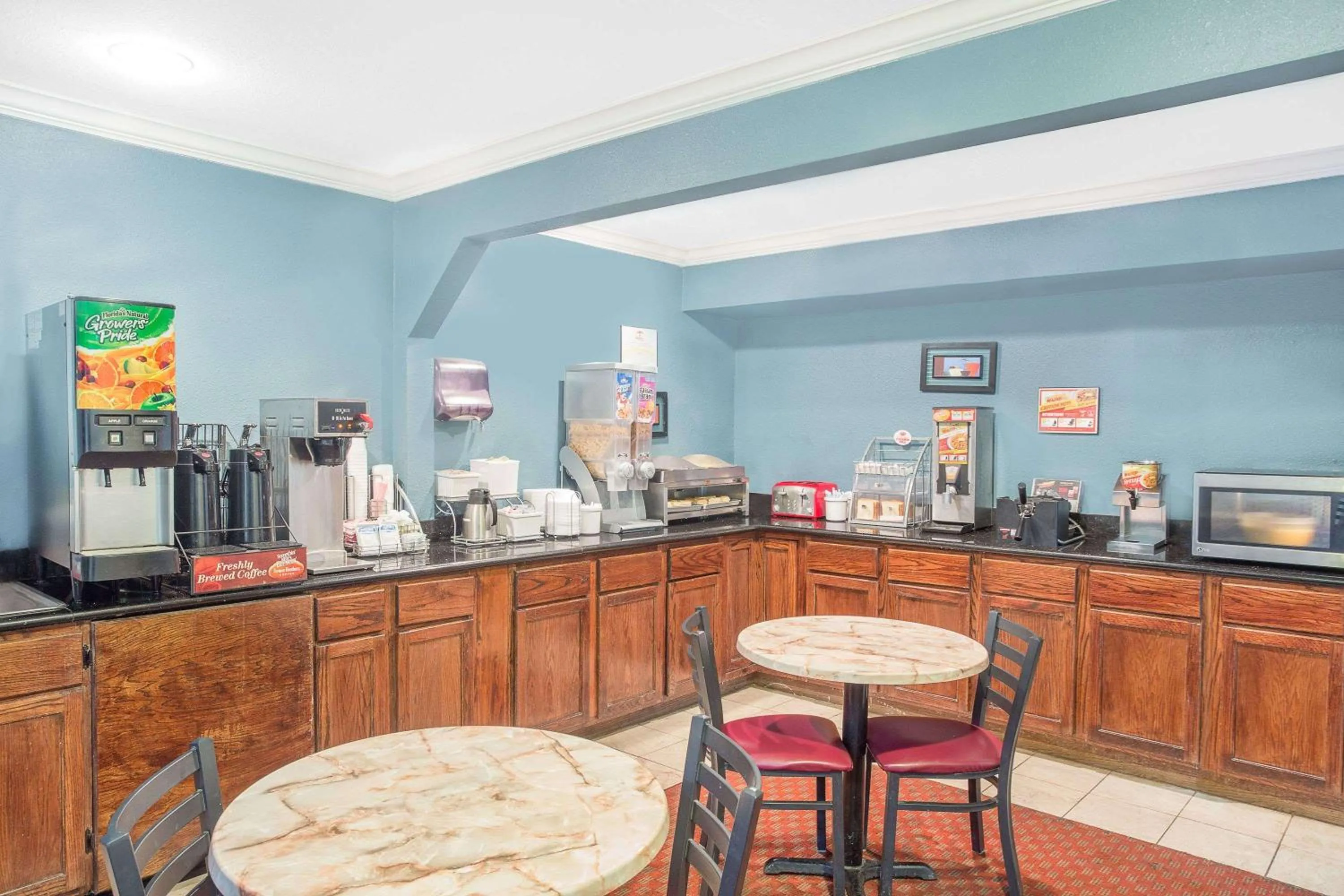 Photo of the whole room in Super 8 by Wyndham San Angelo