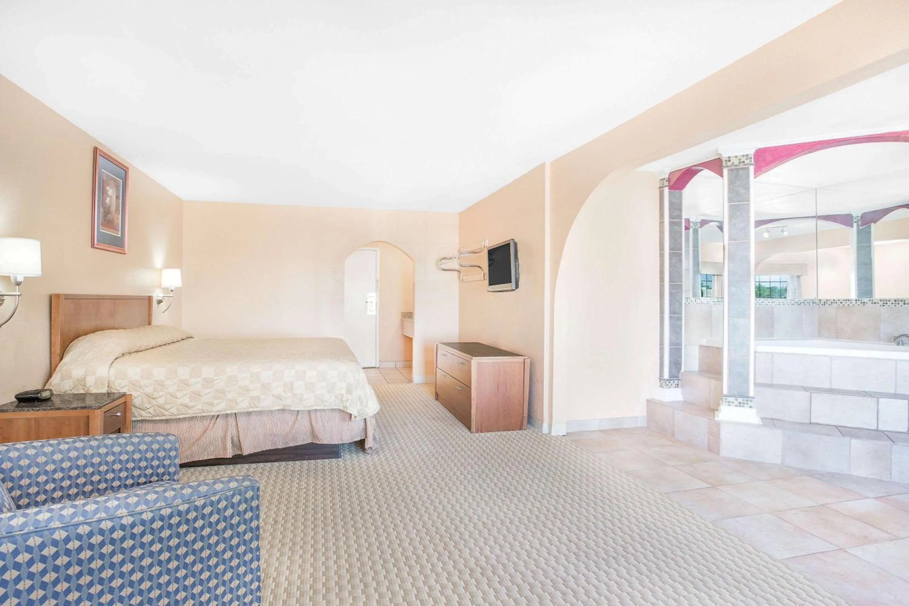 Photo of the whole room, Bed in Super 8 by Wyndham San Angelo