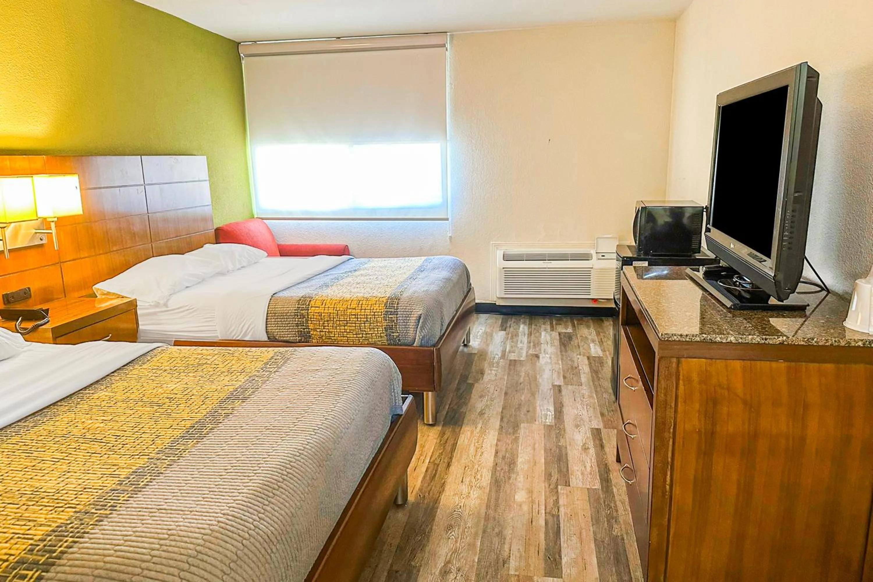 Bedroom, Bed in Jackson Hotel And Convention Center