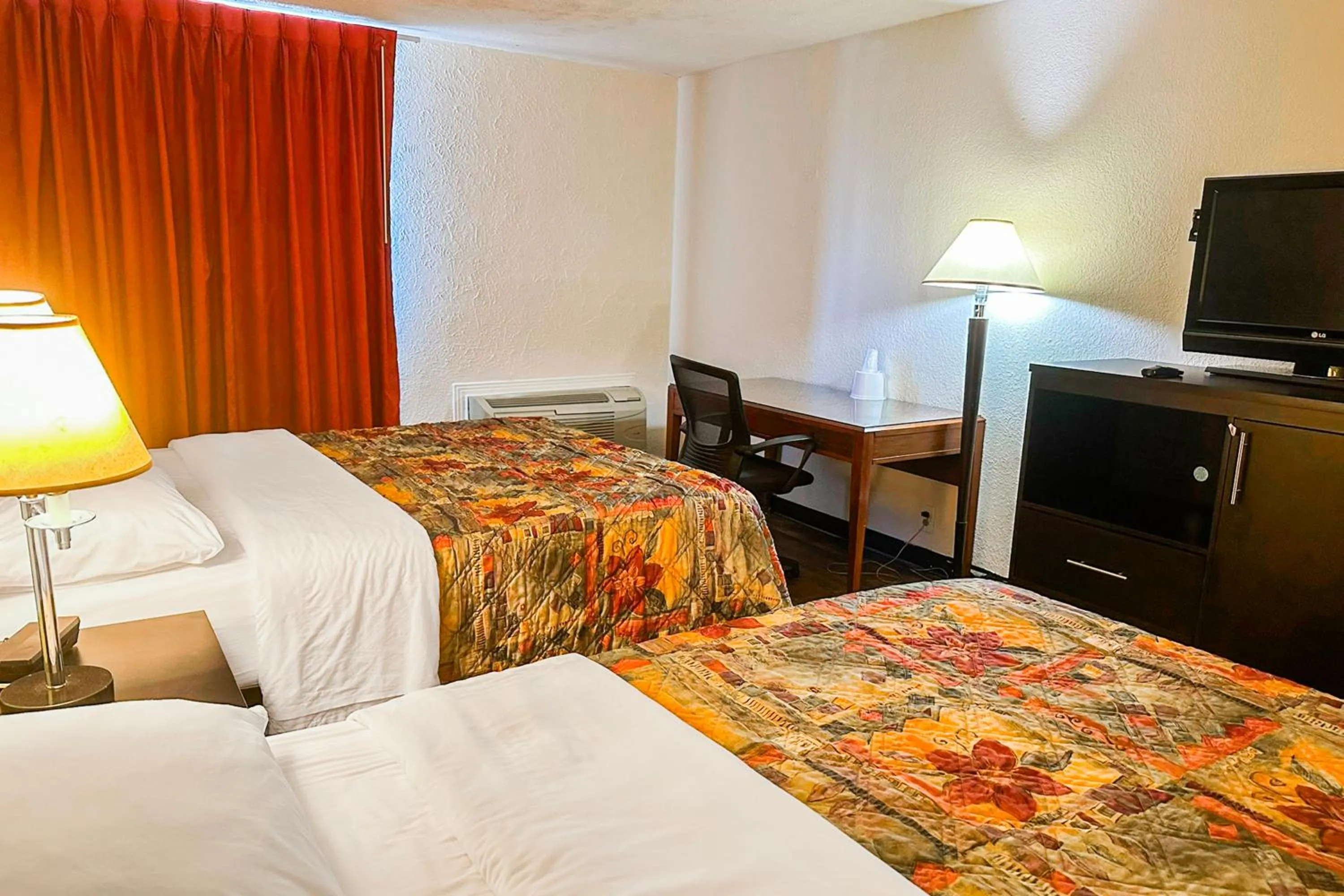 Bedroom, Bed in Jackson Hotel And Convention Center