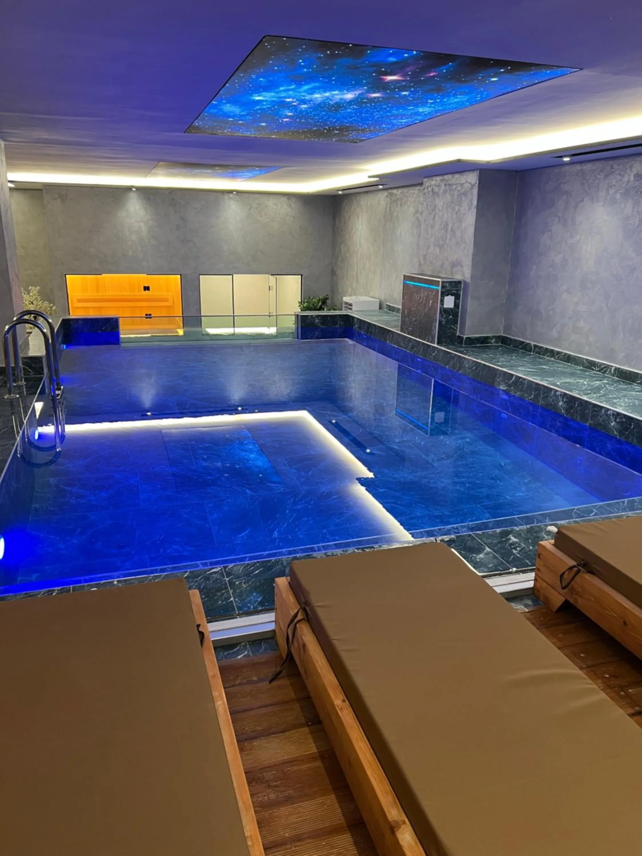 Swimming pool in Toer Hotel & SPA