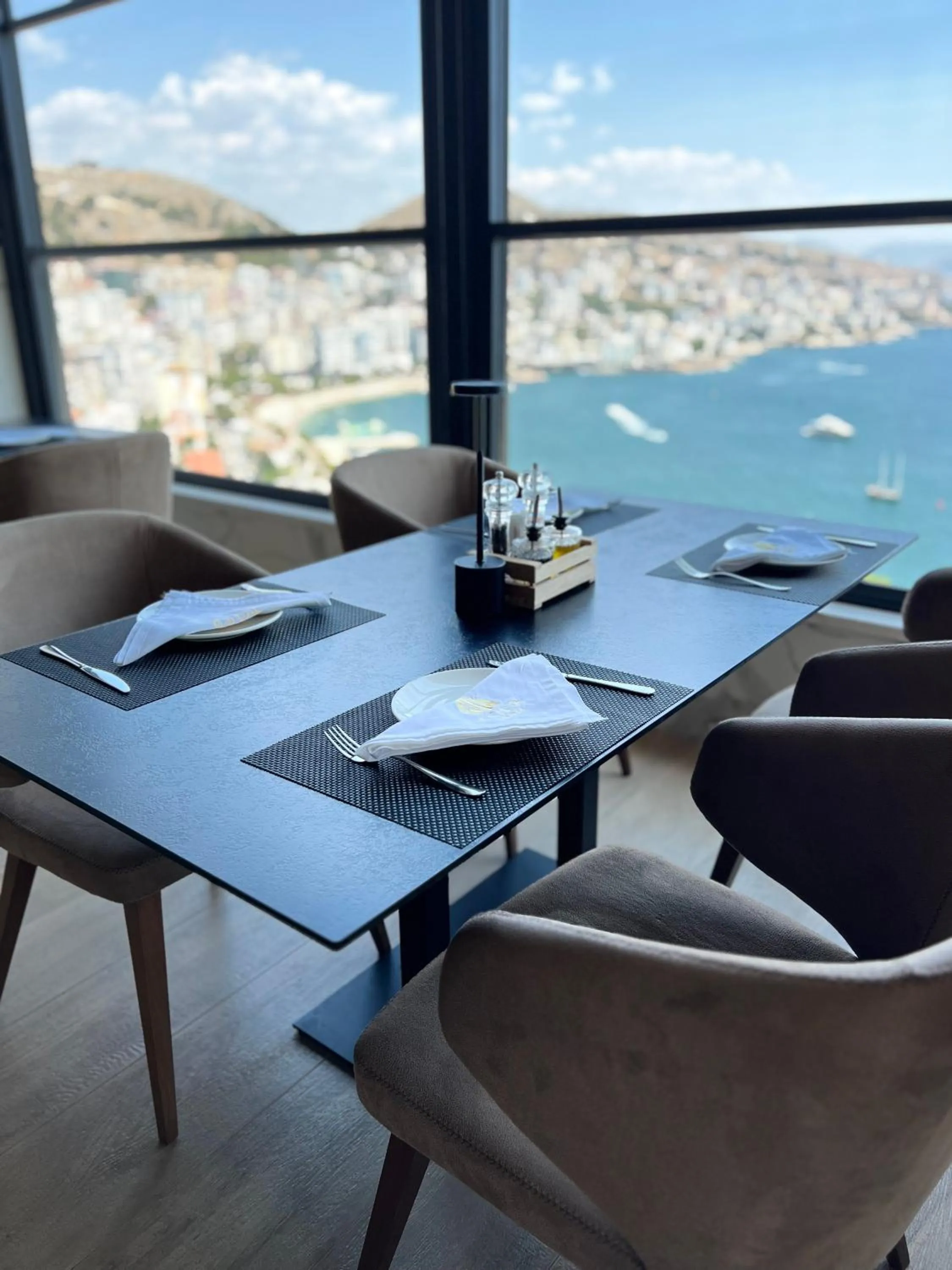 Restaurant/places to eat in Toer Hotel & SPA