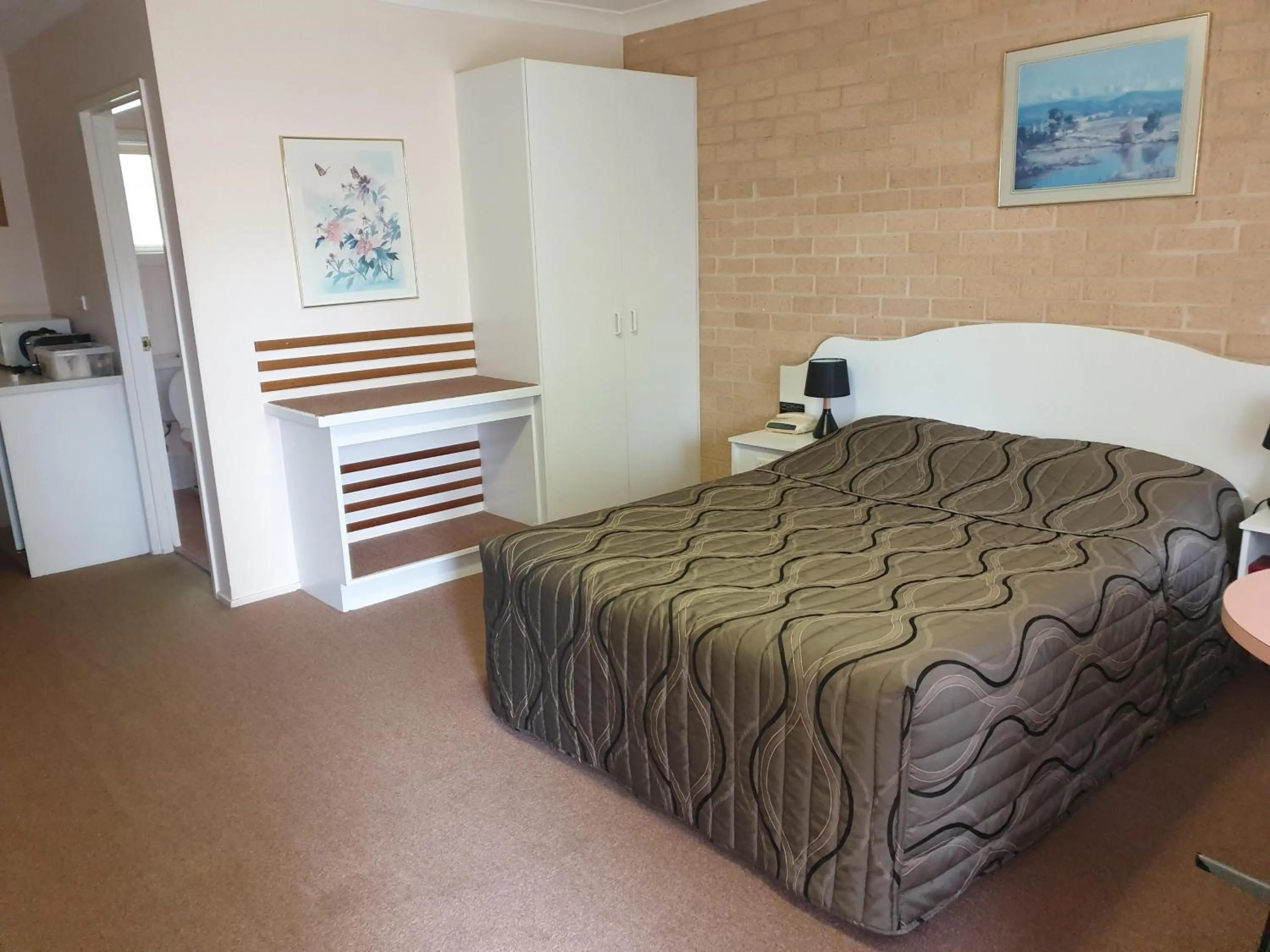 Bed in Blayney Central Motel