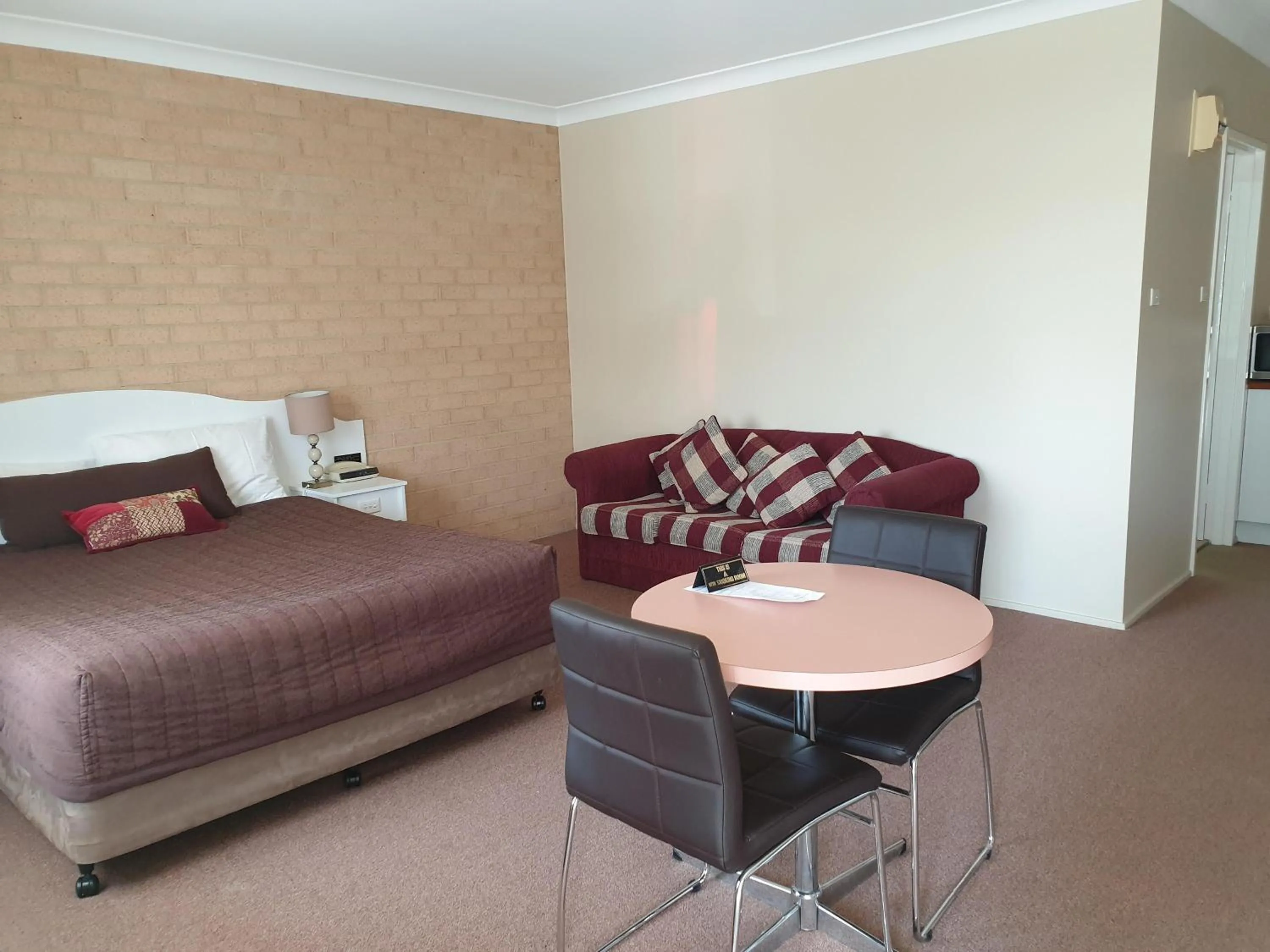 Bed in Blayney Central Motel