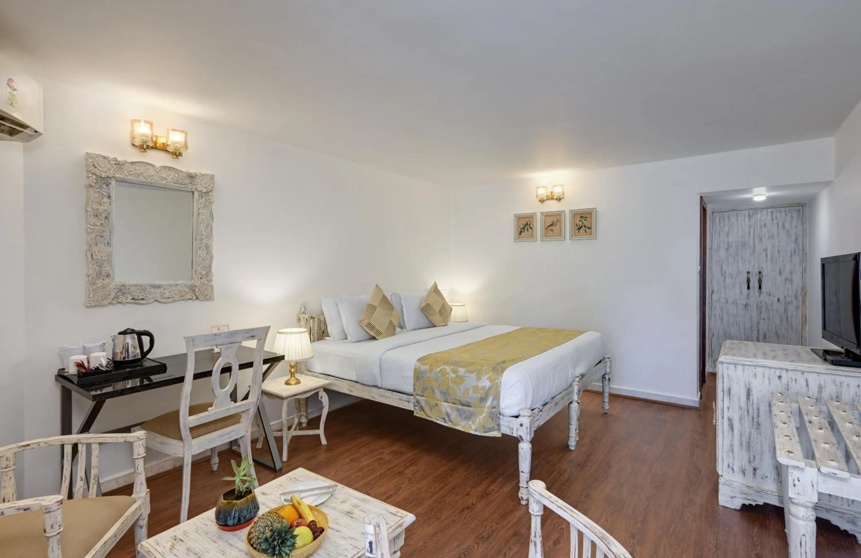 Bedroom, Bed in Swaroop Vilas - Lake Facing Boutique Hotel