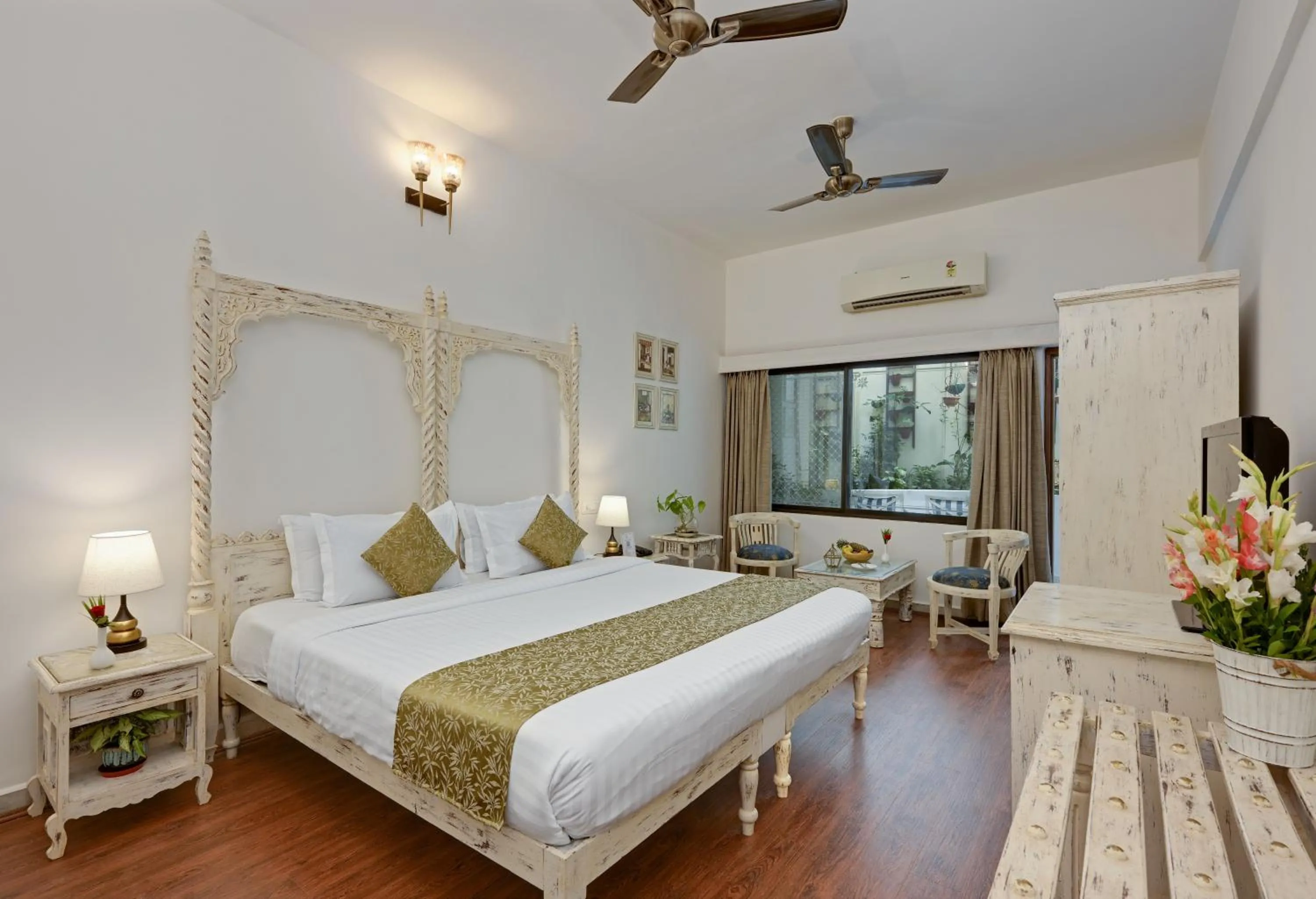 Living room, Bed in Swaroop Vilas - Lake Facing Boutique Hotel