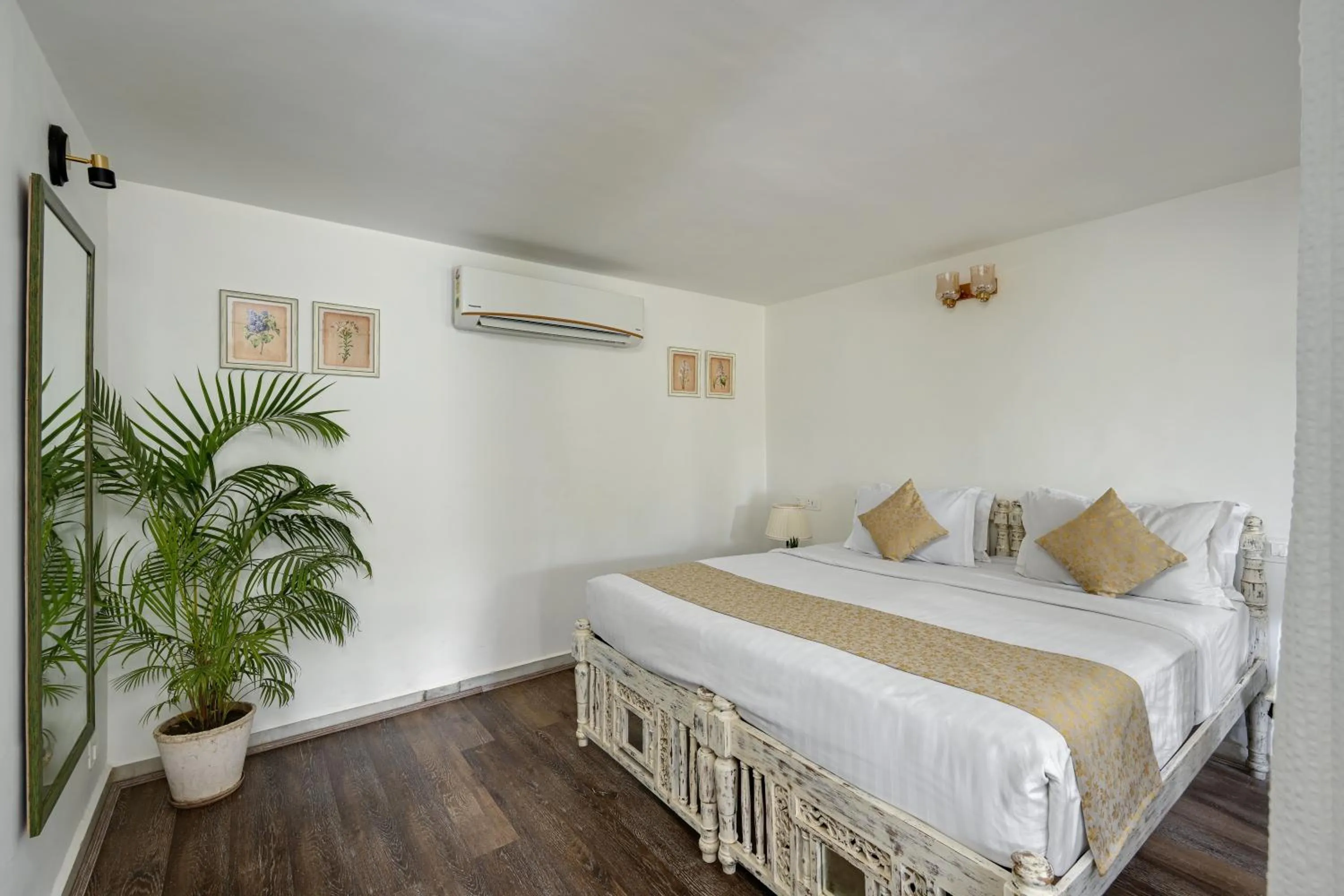 Bed in Swaroop Vilas - Lake Facing Boutique Hotel