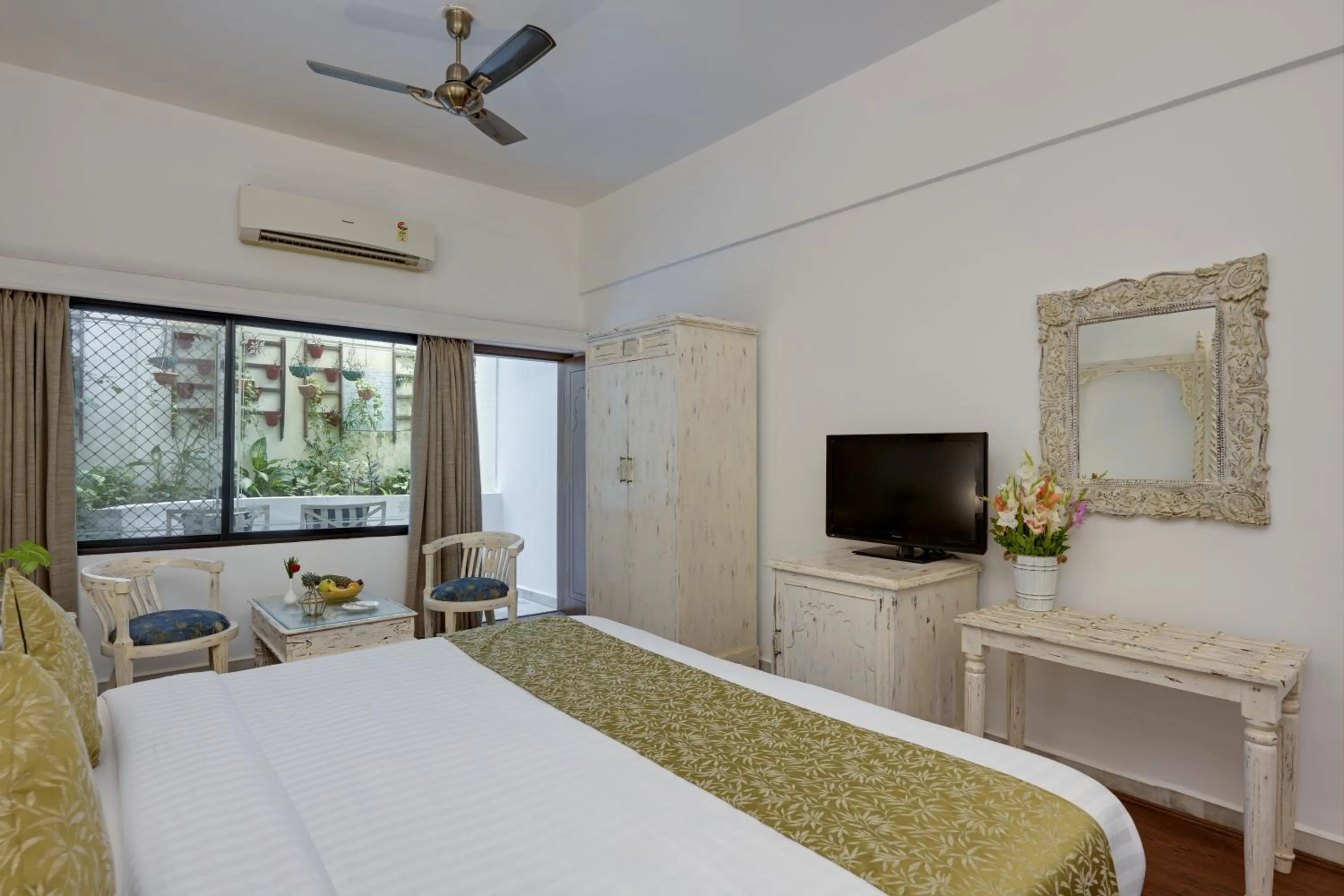 TV and multimedia, Bed in Swaroop Vilas - Lake Facing Boutique Hotel