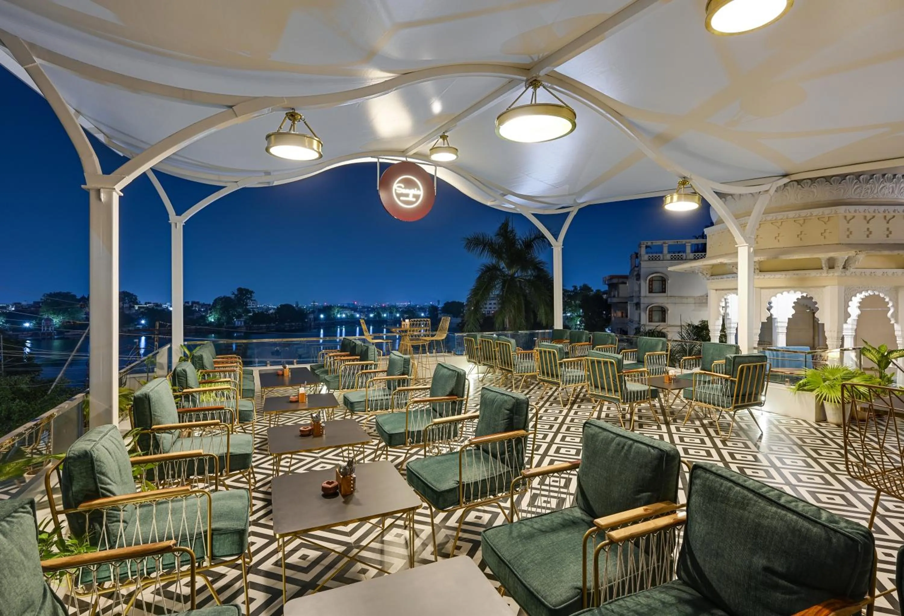 Lounge or bar in Swaroop Vilas - Lake Facing Boutique Hotel