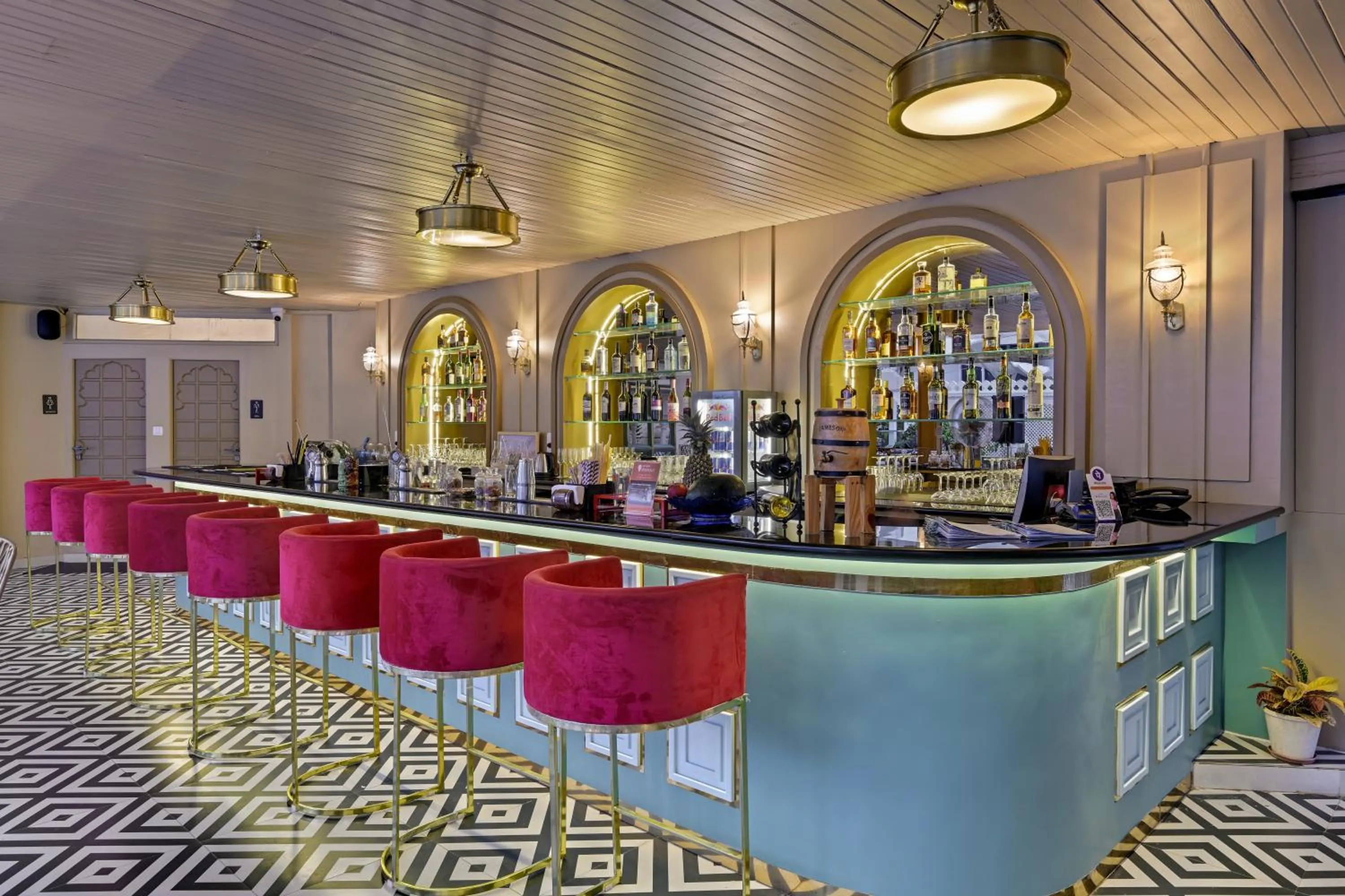 Lounge or bar in Swaroop Vilas - Lake Facing Boutique Hotel