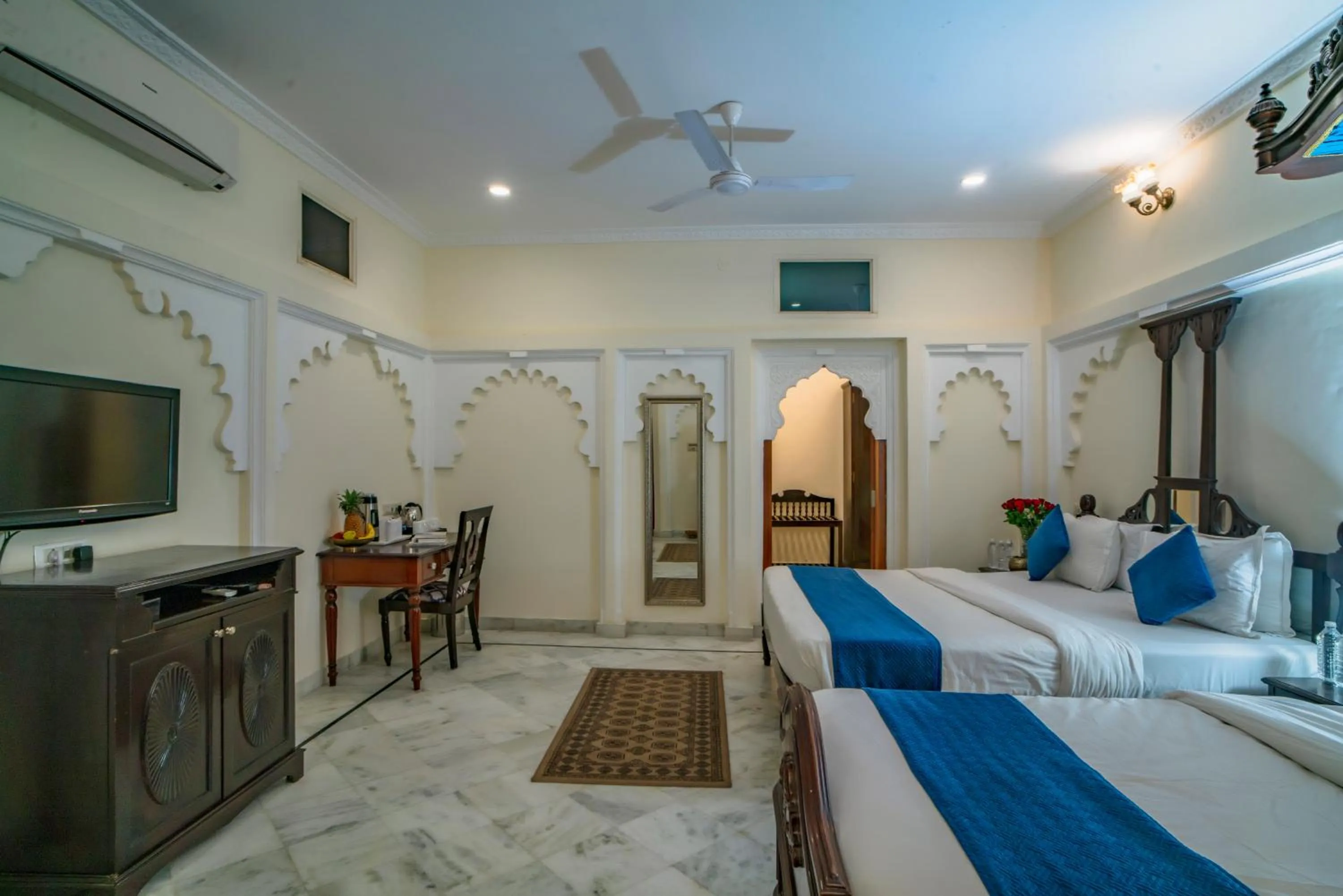 TV and multimedia, Bed in Swaroop Vilas - Lake Facing Boutique Hotel