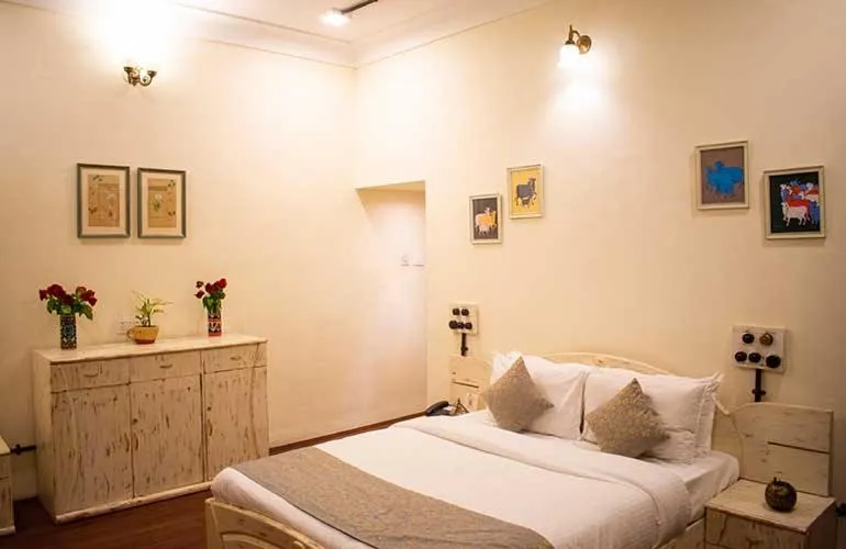 Bed in Swaroop Vilas - Lake Facing Boutique Hotel