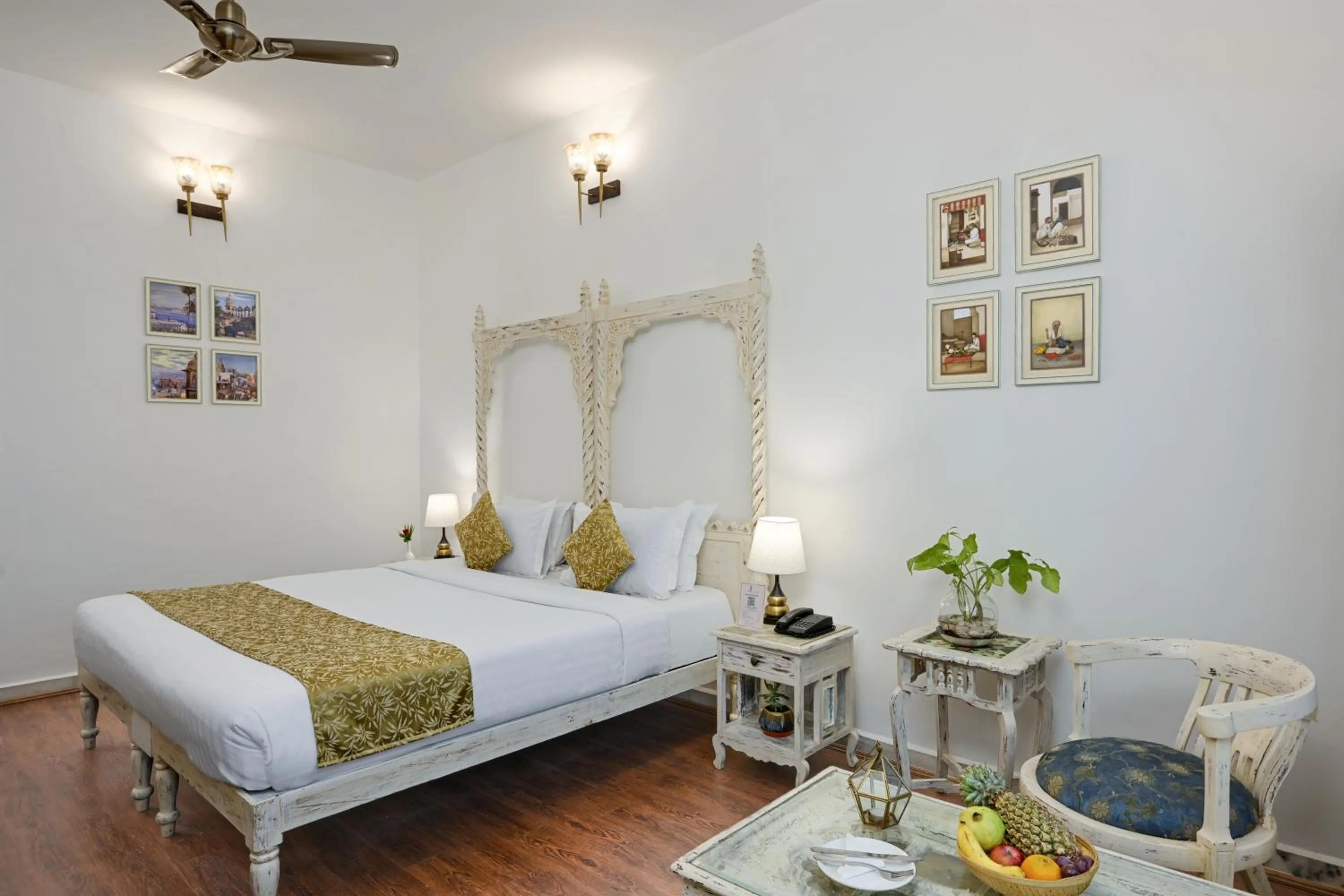 Bed in Swaroop Vilas - Lake Facing Boutique Hotel