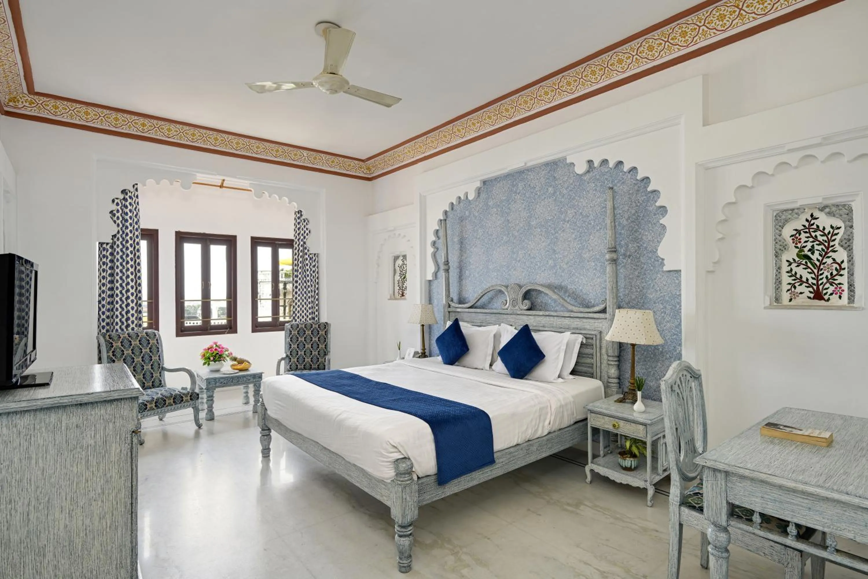 Bed in Swaroop Vilas - Lake Facing Boutique Hotel