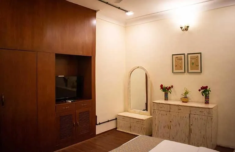 Bed in Swaroop Vilas - Lake Facing Boutique Hotel