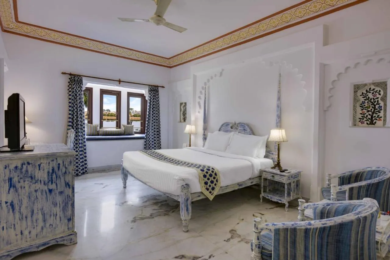 Bed in Swaroop Vilas - Lake Facing Boutique Hotel