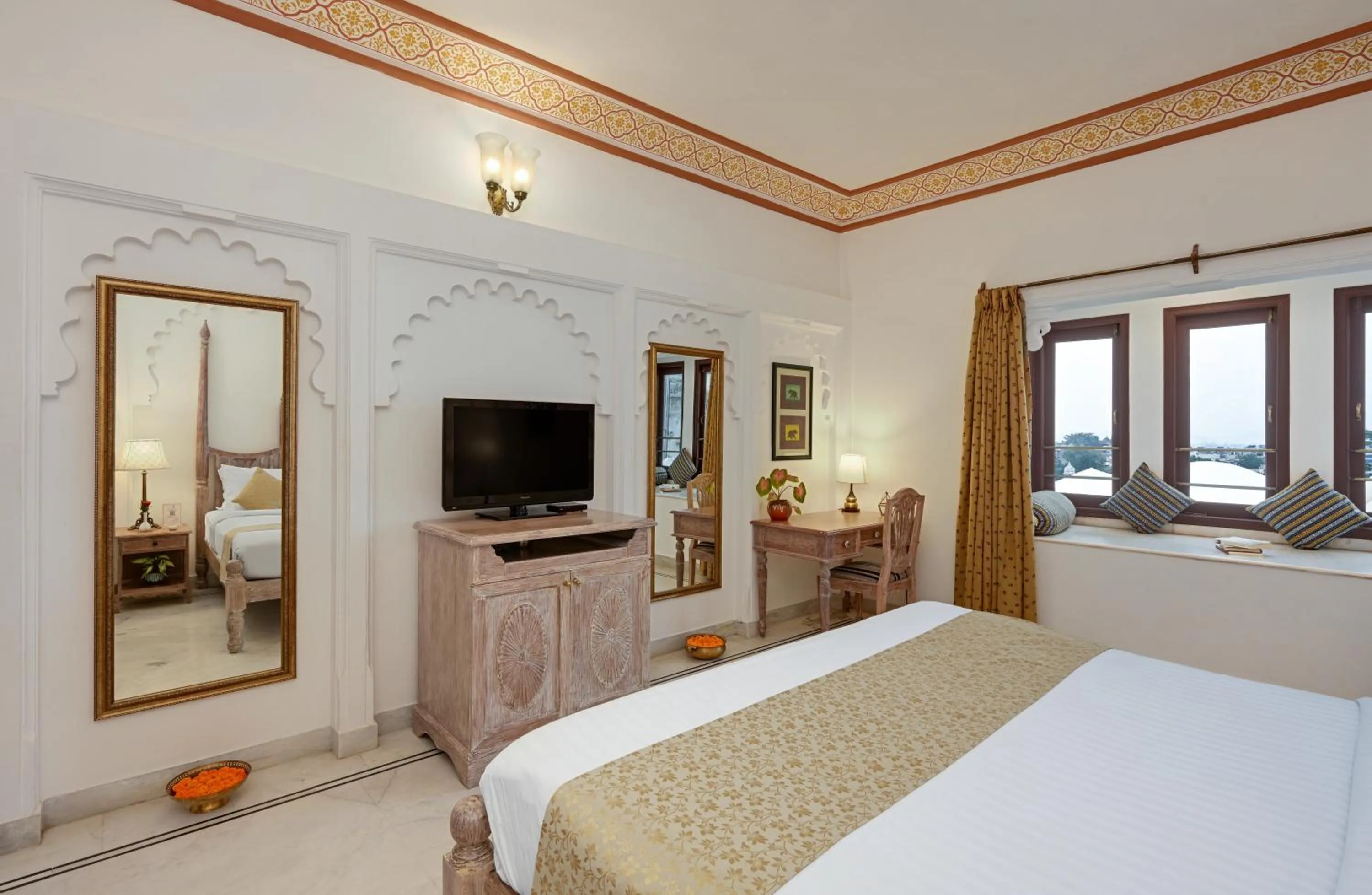 Communal lounge/ TV room, Bed in Swaroop Vilas - Lake Facing Boutique Hotel