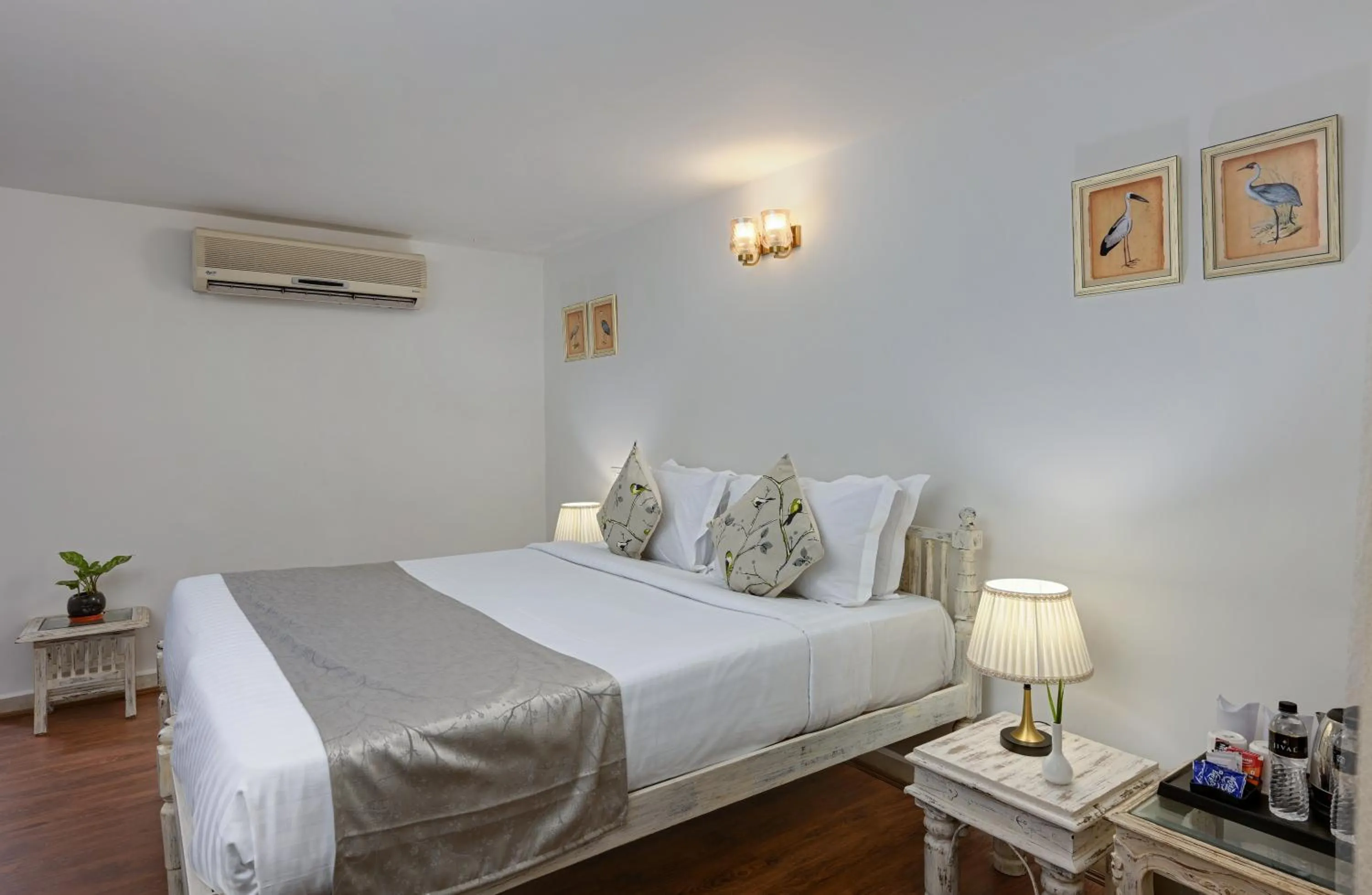 Bed in Swaroop Vilas - Lake Facing Boutique Hotel