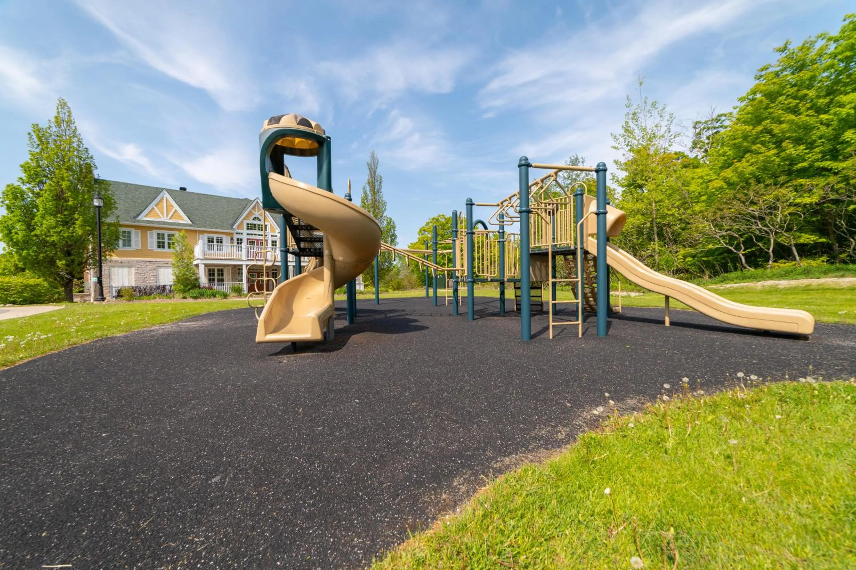 Children play ground in Horseshoe Valley Suites - The Glade