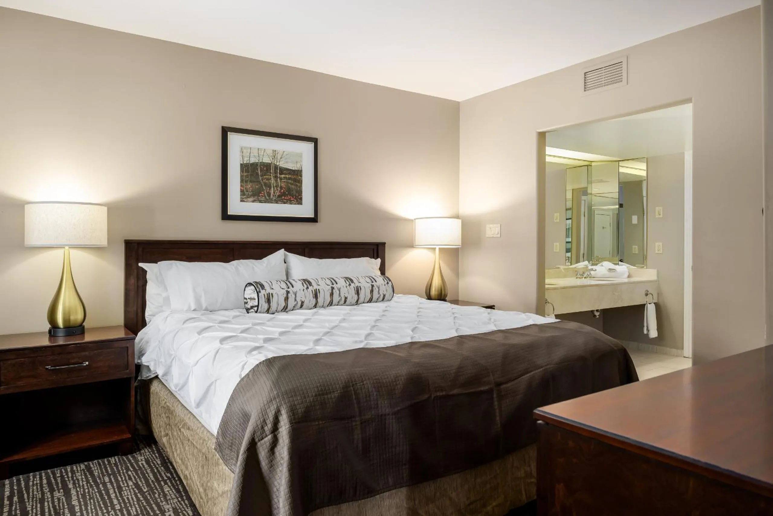 Bed in Horseshoe Valley Suites - The Glade