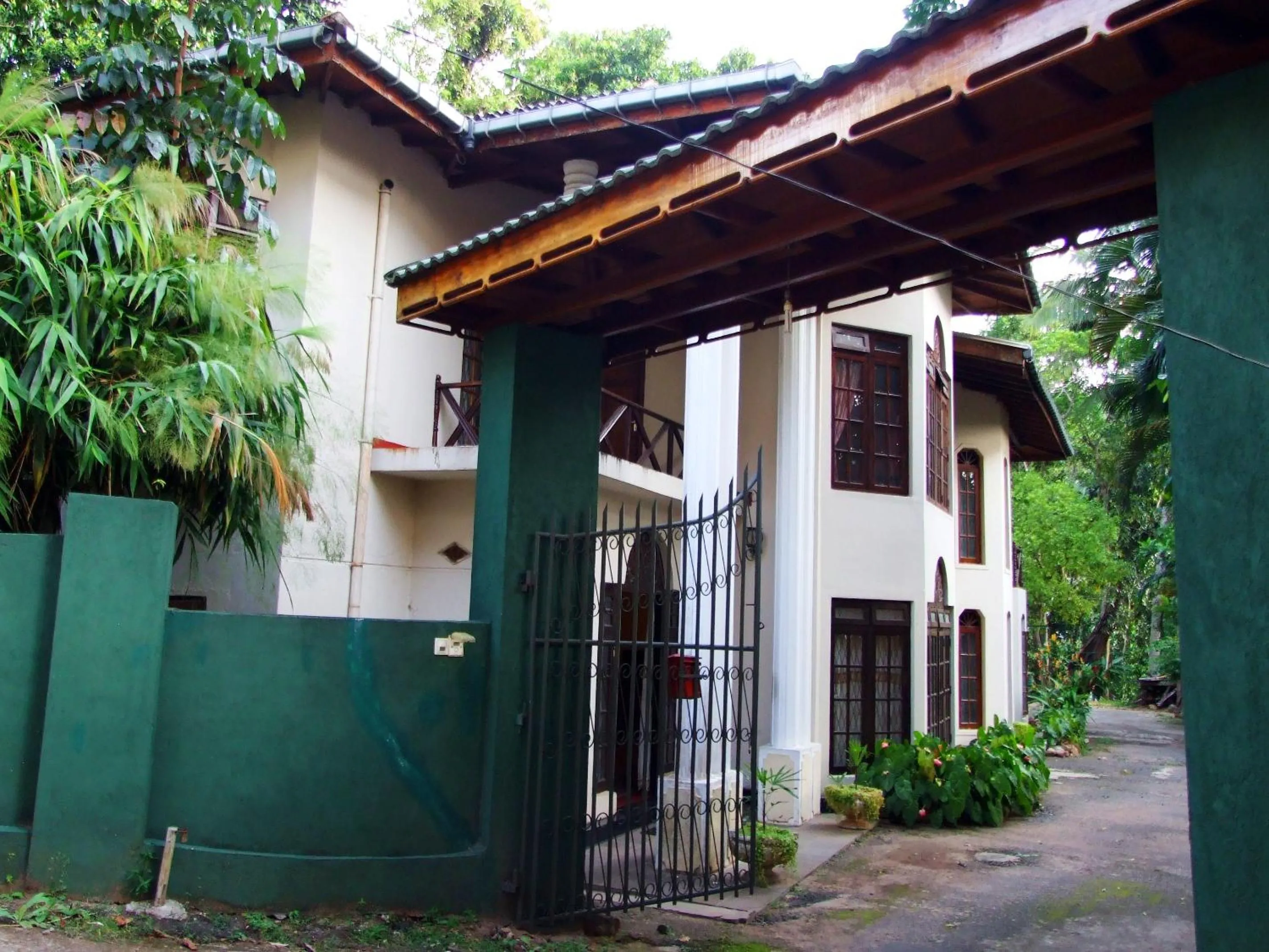 Facade/entrance in Tree Breeze Inn