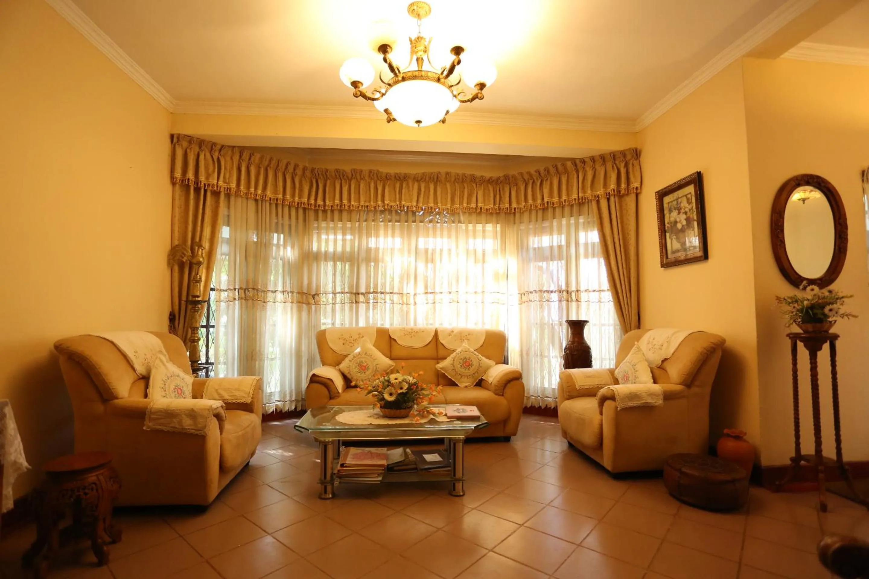 Communal lounge/ TV room in Tree Breeze Inn