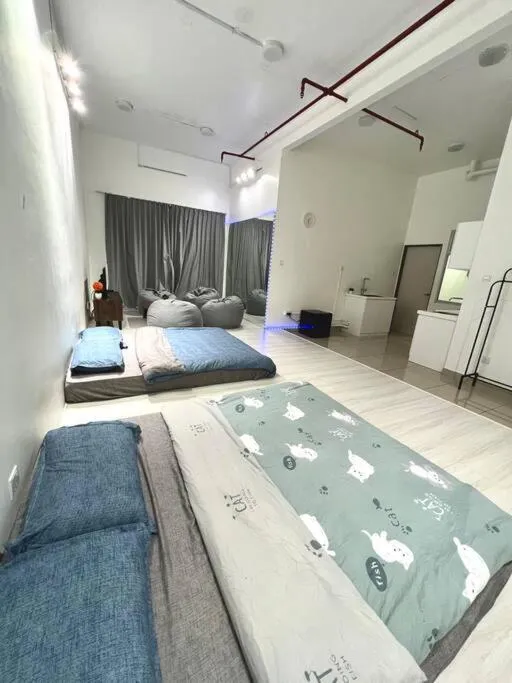 Bed in A1501 manhattan Austin 3Queen BED Netflix By STAY