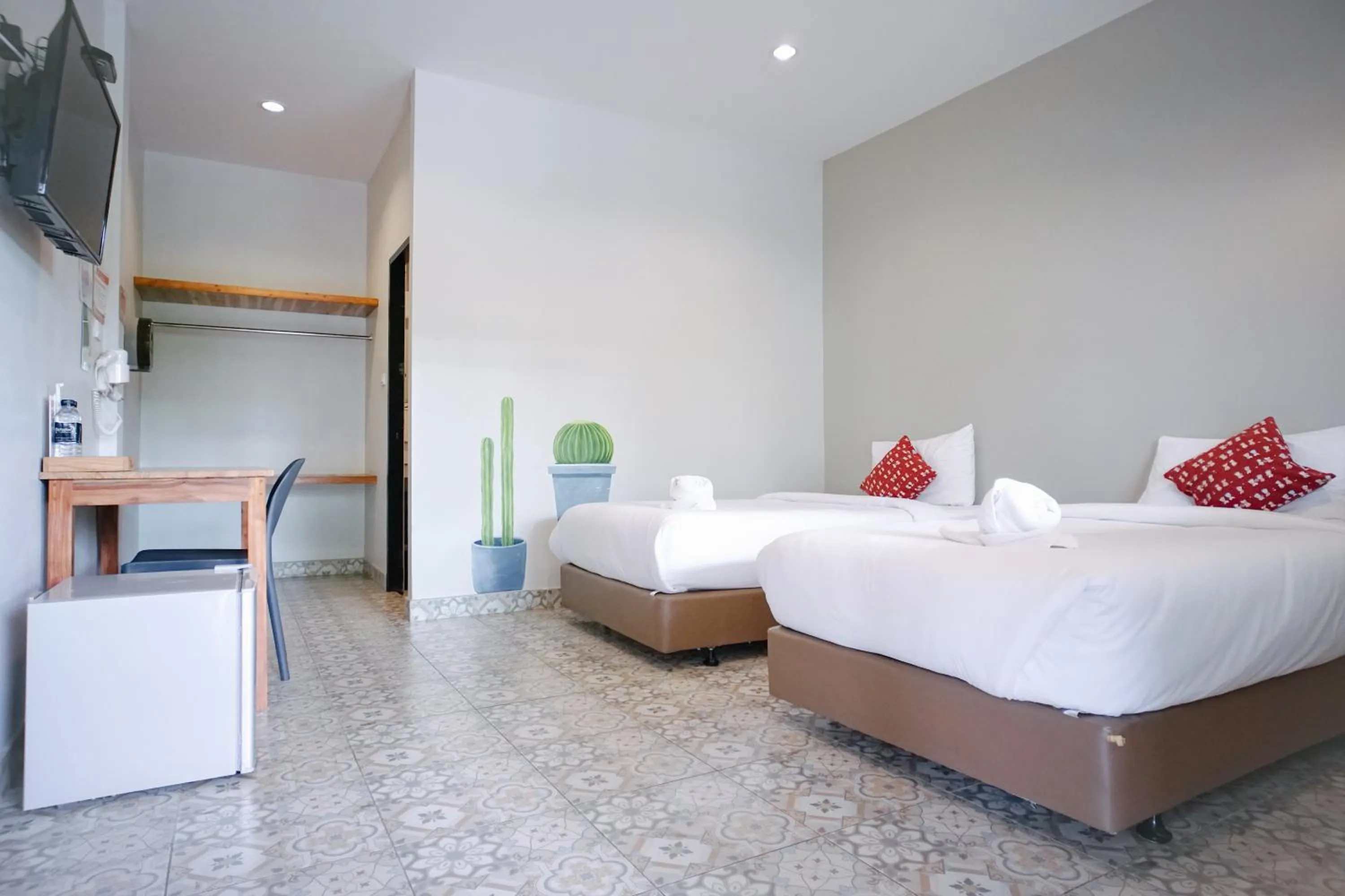 Photo of the whole room, Bed in Warmwell Hostel