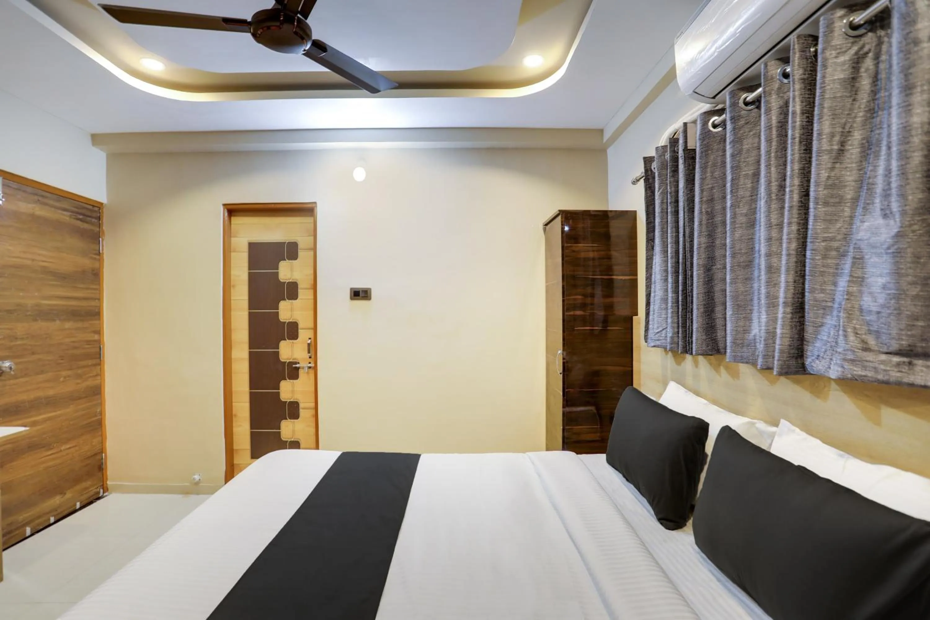 Bedroom in Super Hotel O D K Patil