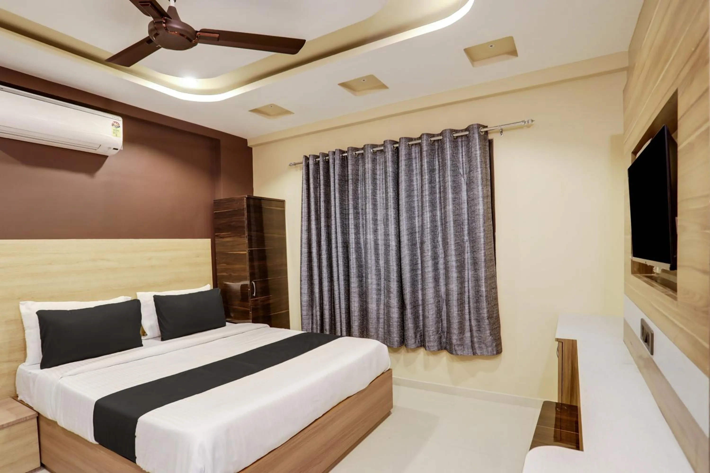 Bedroom in Super Hotel O D K Patil