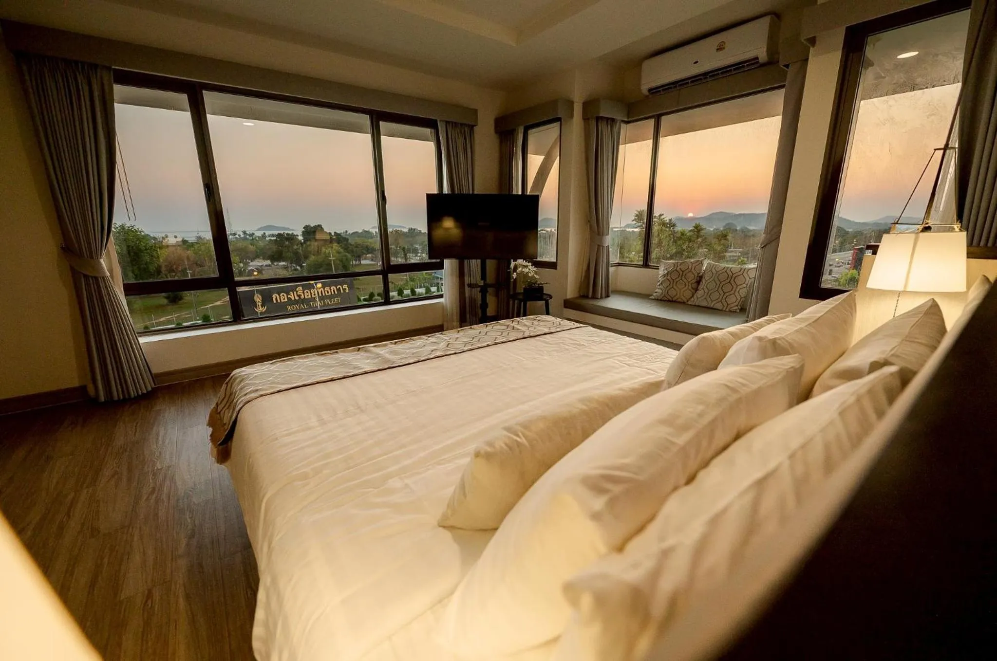 Bed in THE NAVY HOUSE HOTEL