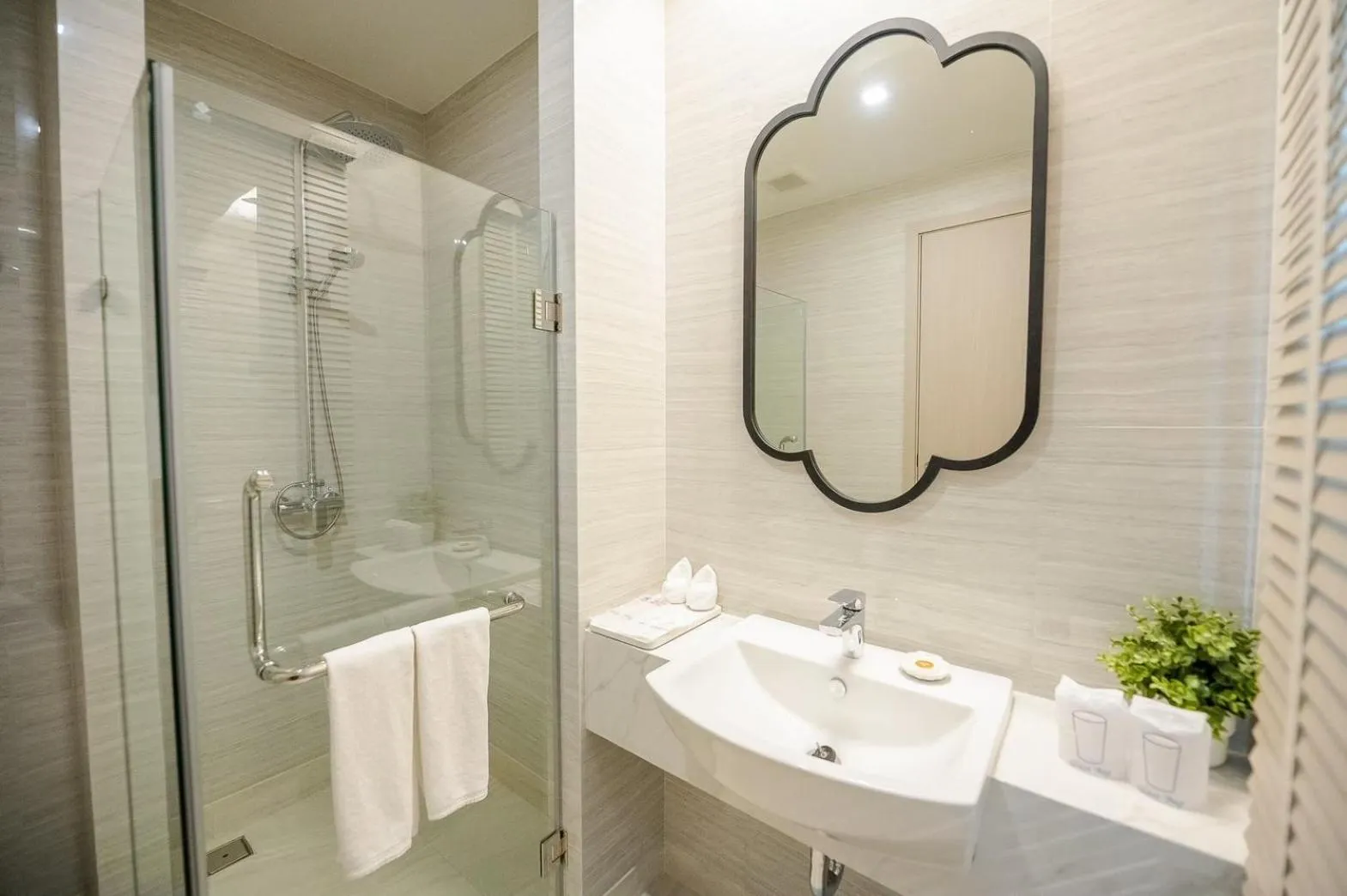 Shower in THE NAVY HOUSE HOTEL