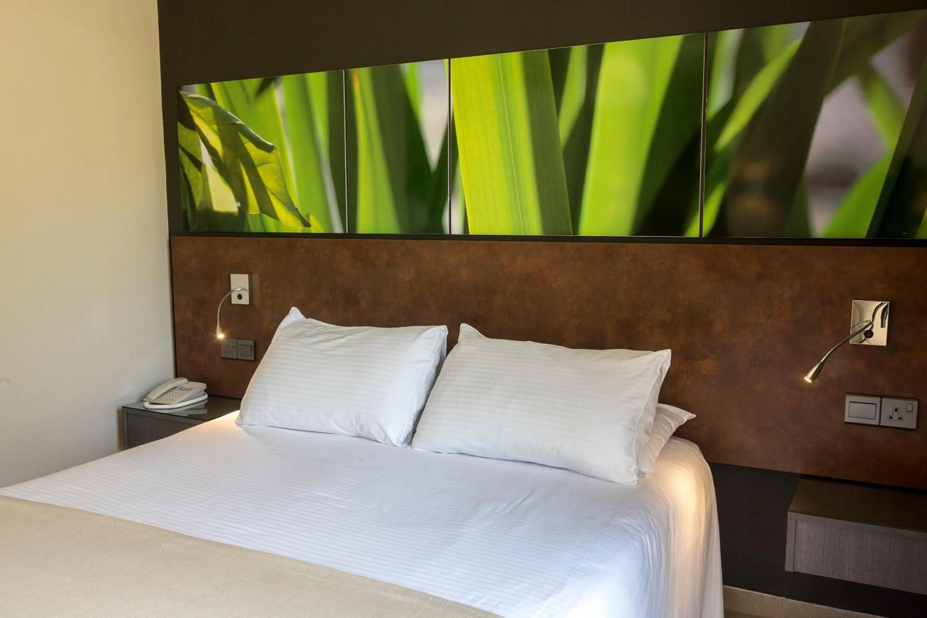 Bedroom, Bed in Mayfair Gardens