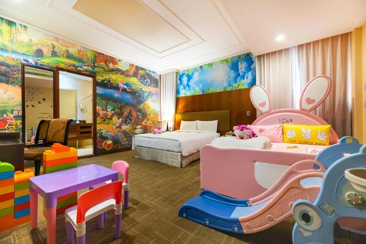 children, Bed in Golden Tulip - Aesthetics