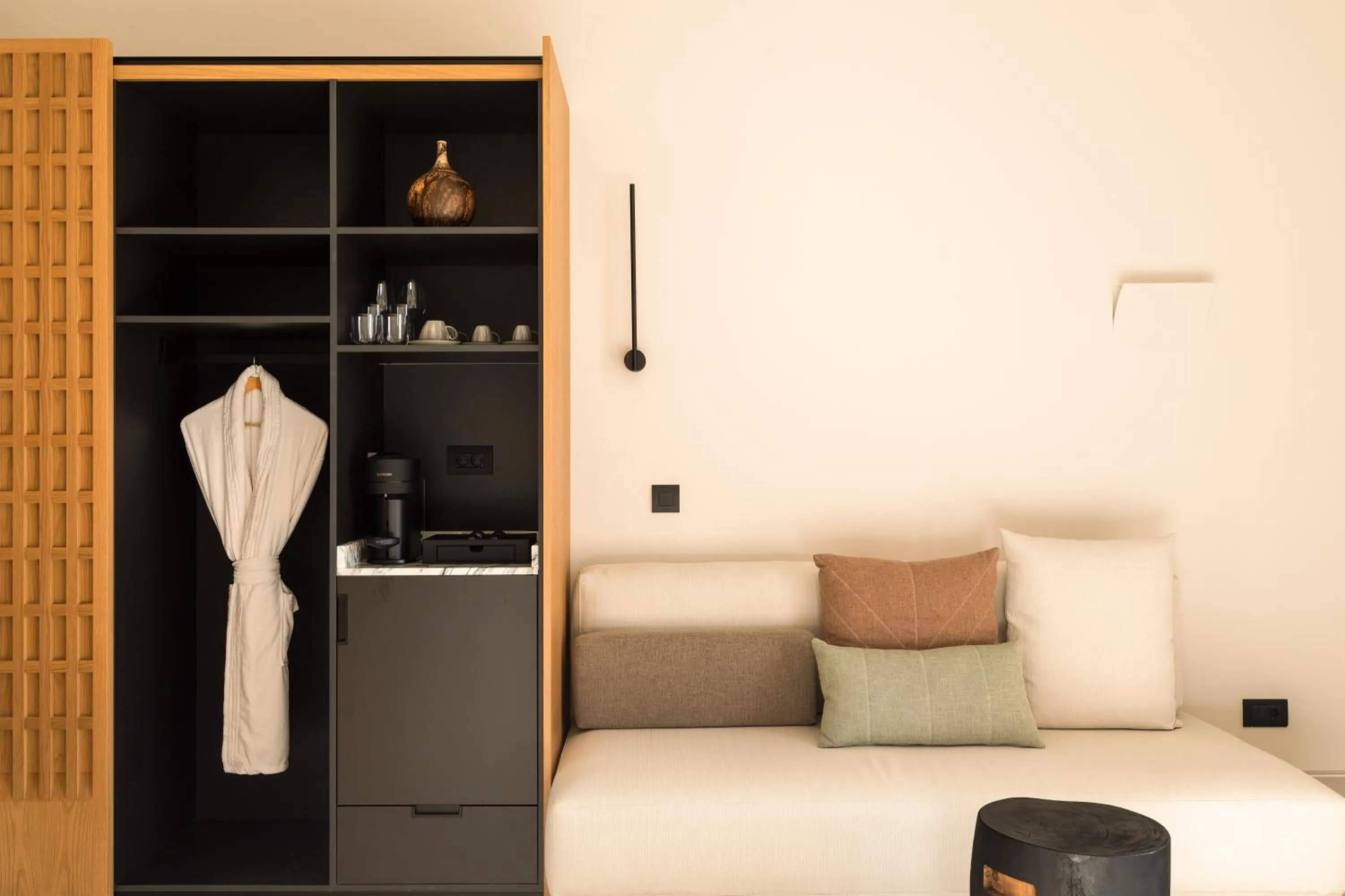 Coffee/tea facilities in Domes Novos Santorini, Autograph Collection