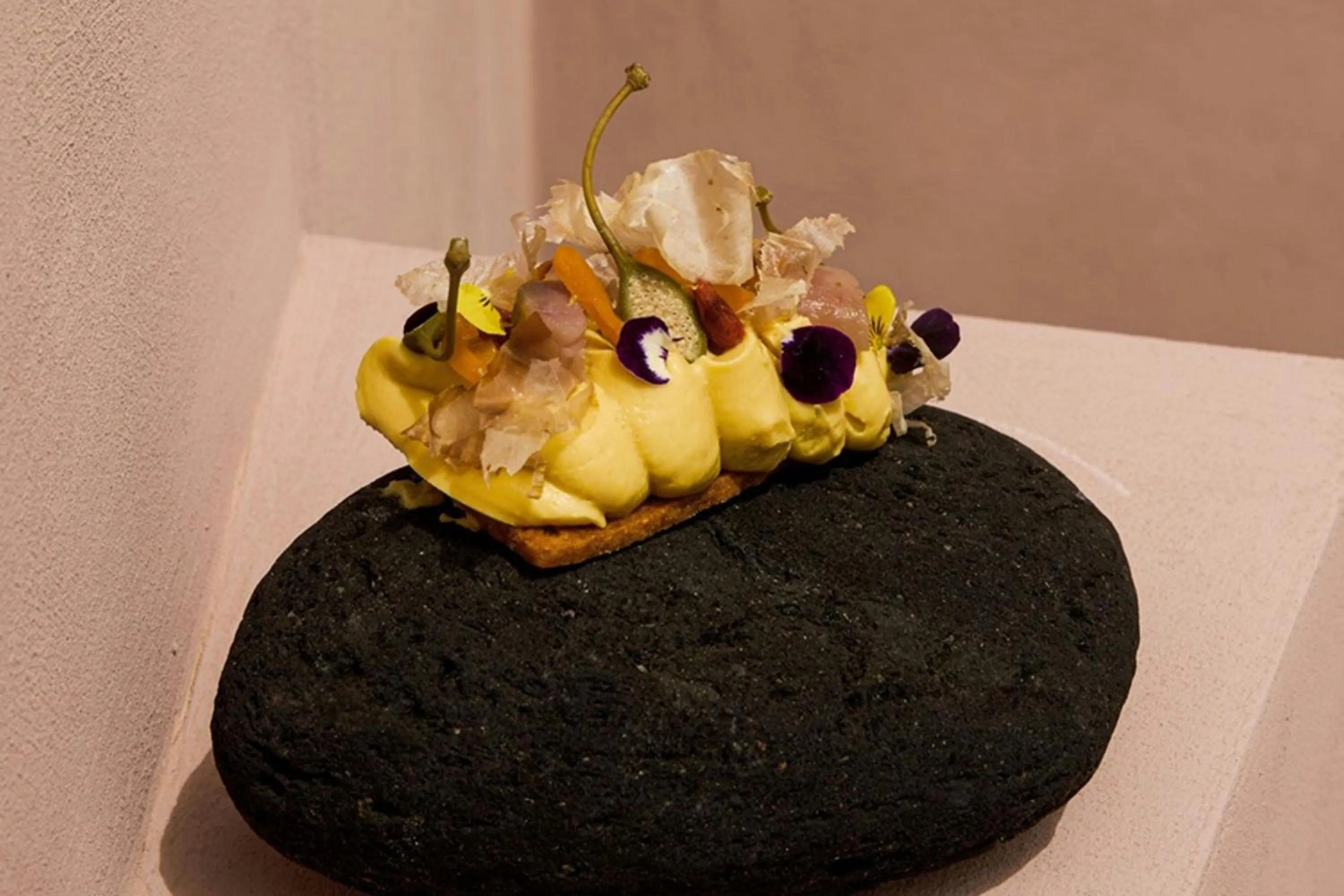 Lounge or bar in Domes Novos Santorini, Autograph Collection