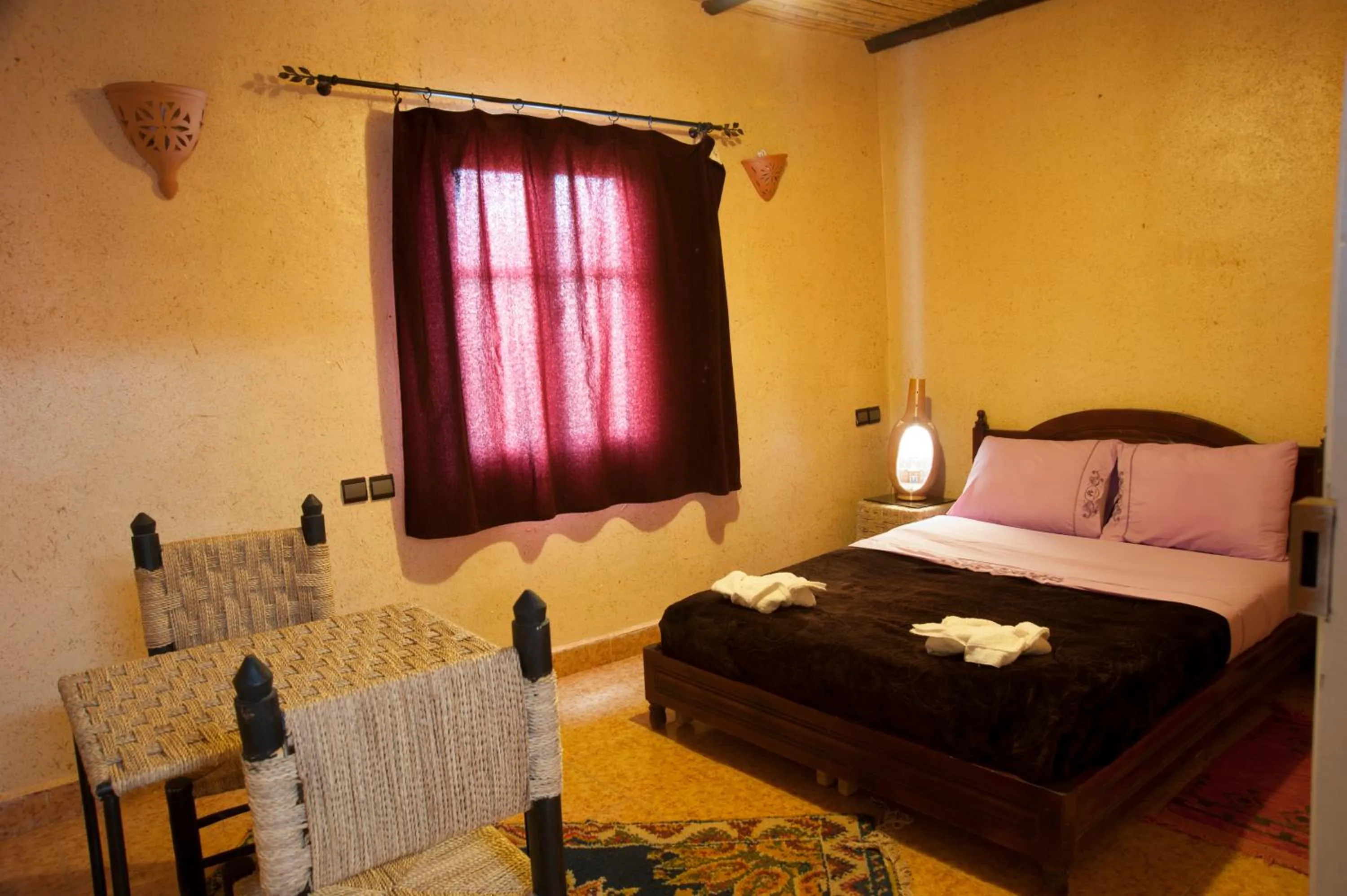 Landmark view, Bed in La Baraka Auberge