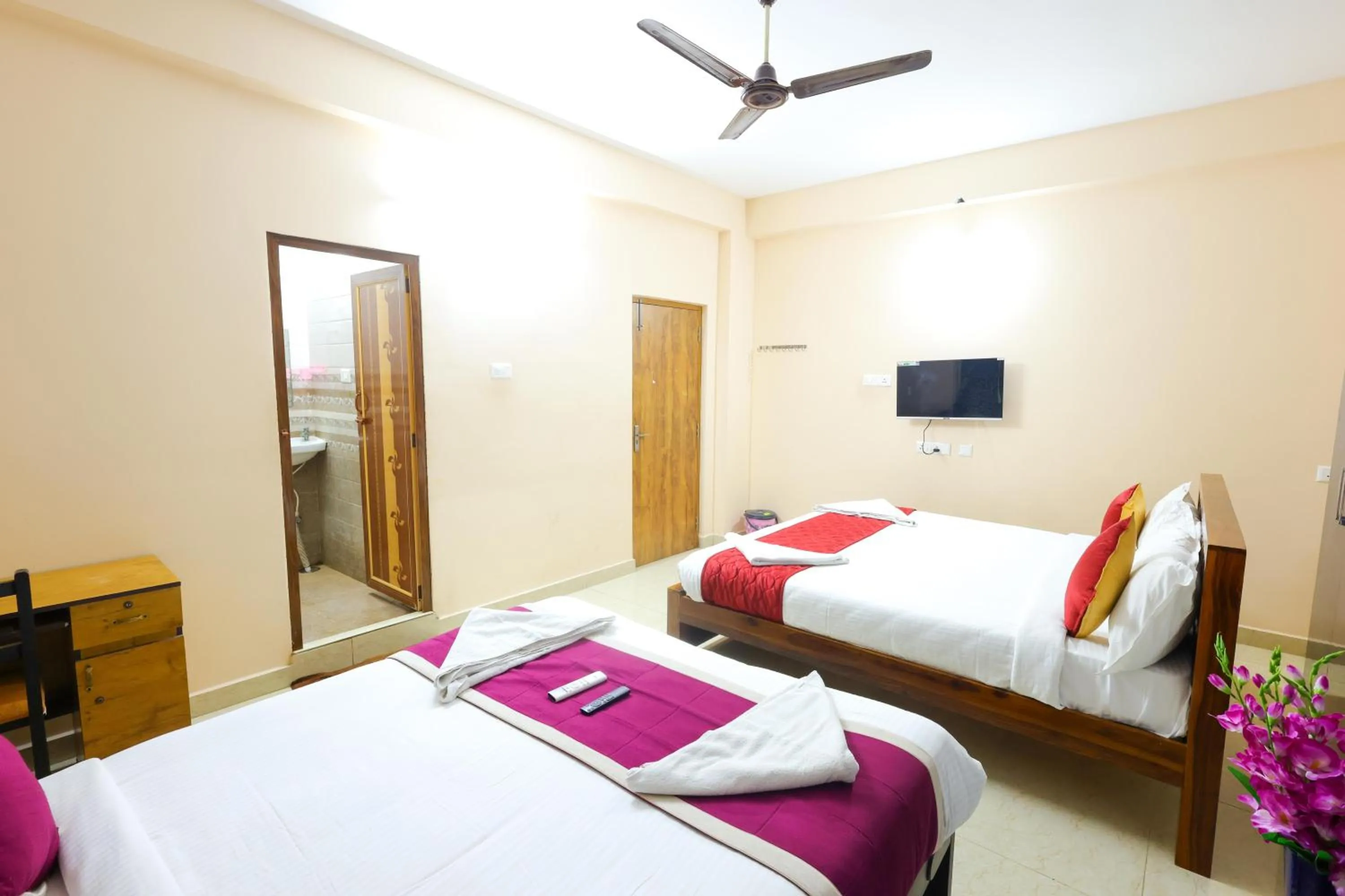 Photo of the whole room, Bed in SBHS Homestay - Garudadri - Tirupati Bus Stand