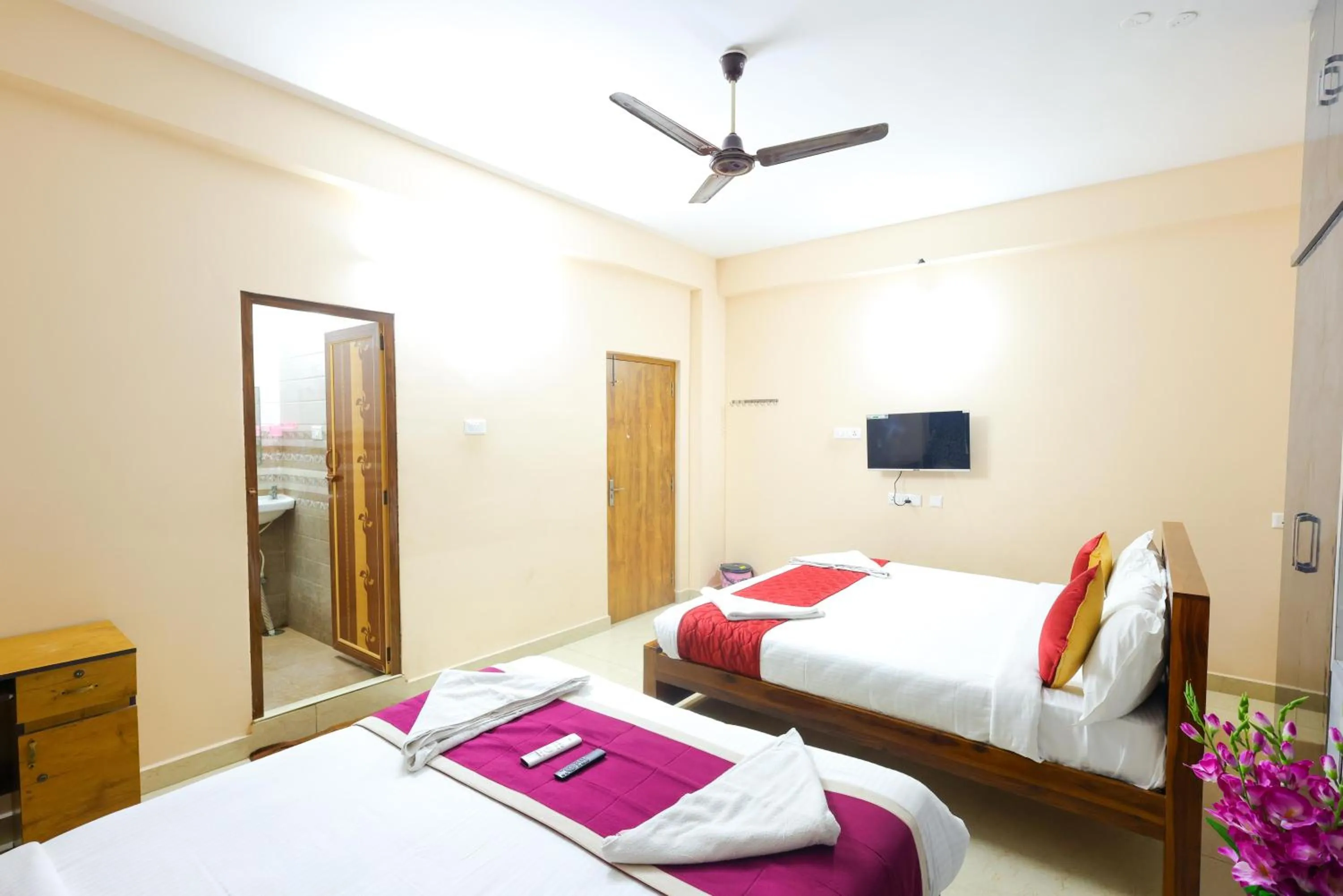 Bed in SBHS Homestay - Garudadri - Tirupati Bus Stand