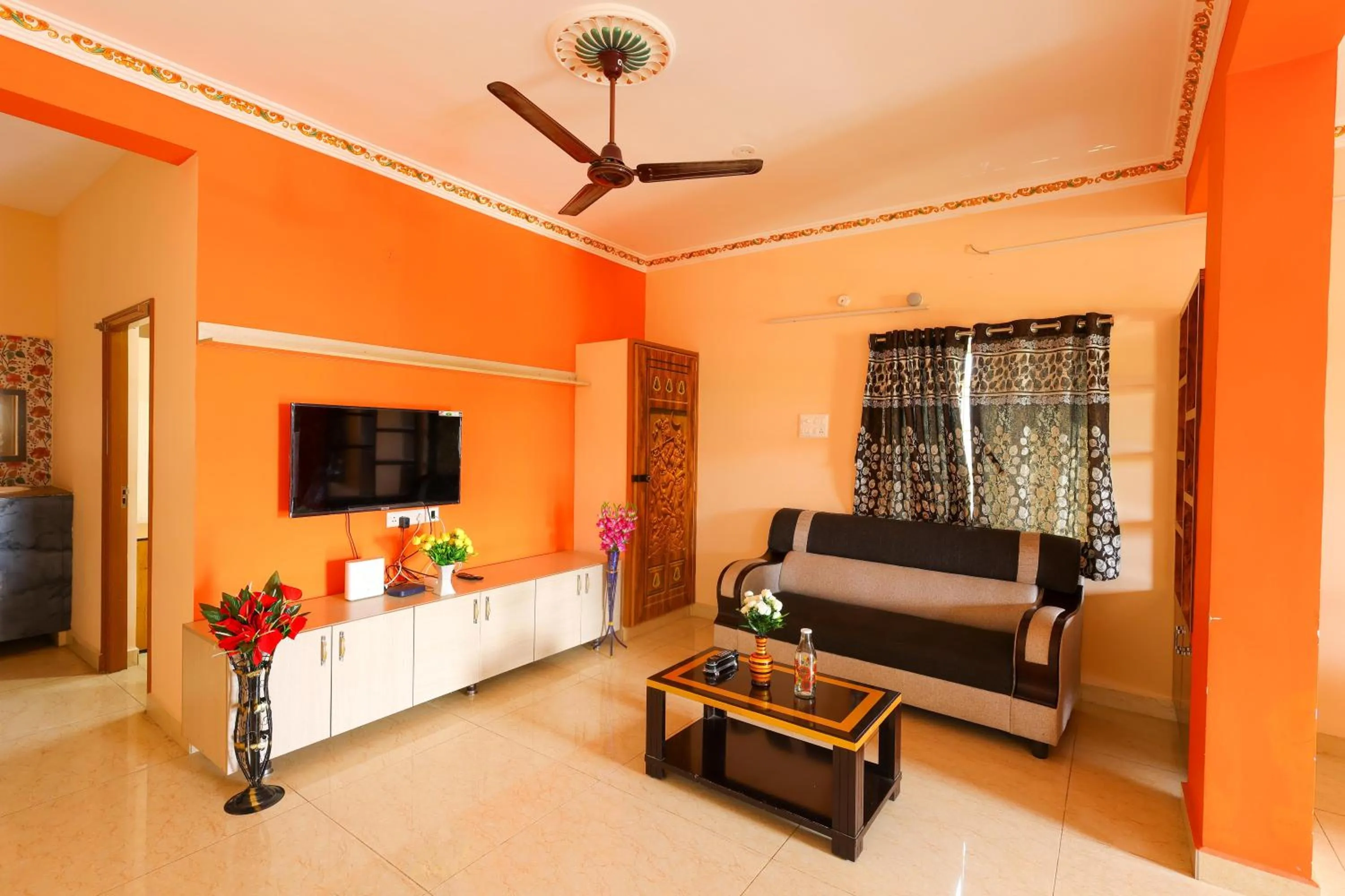 Communal lounge/ TV room in SBHS Homestay - Garudadri - Tirupati Bus Stand