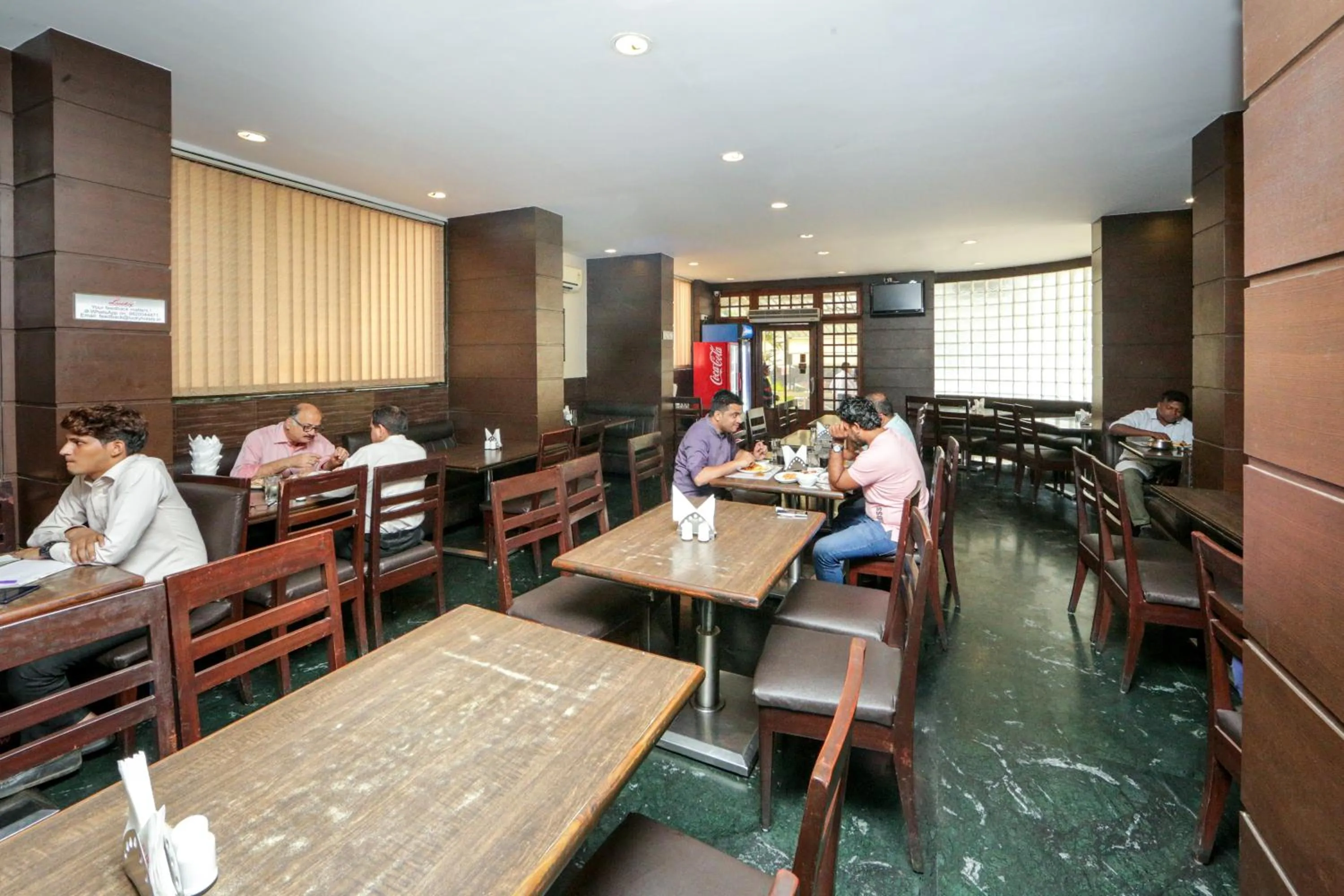 Restaurant/places to eat in Hotel Lucky Goregaon