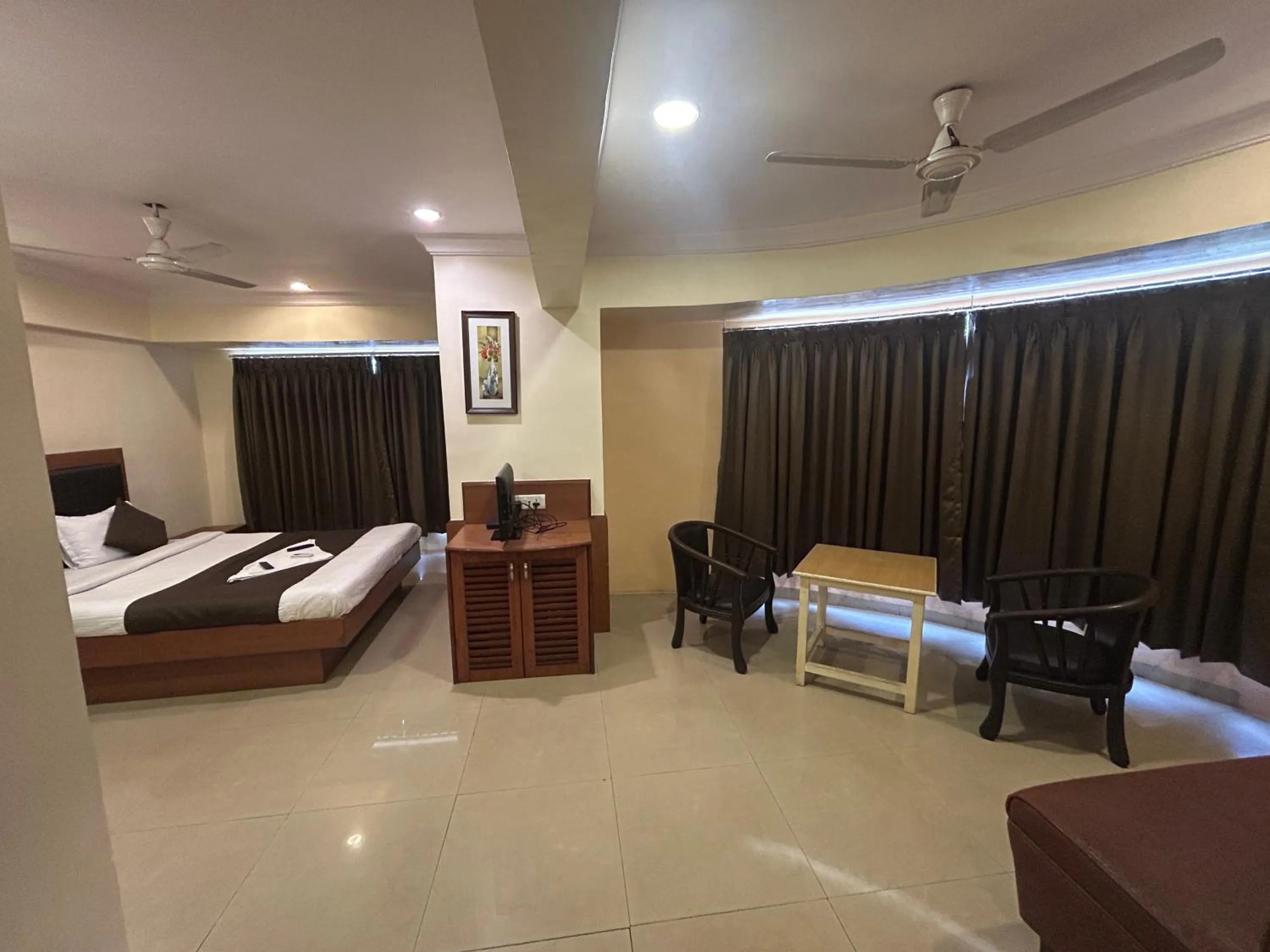 Bed in Hotel Lucky Goregaon