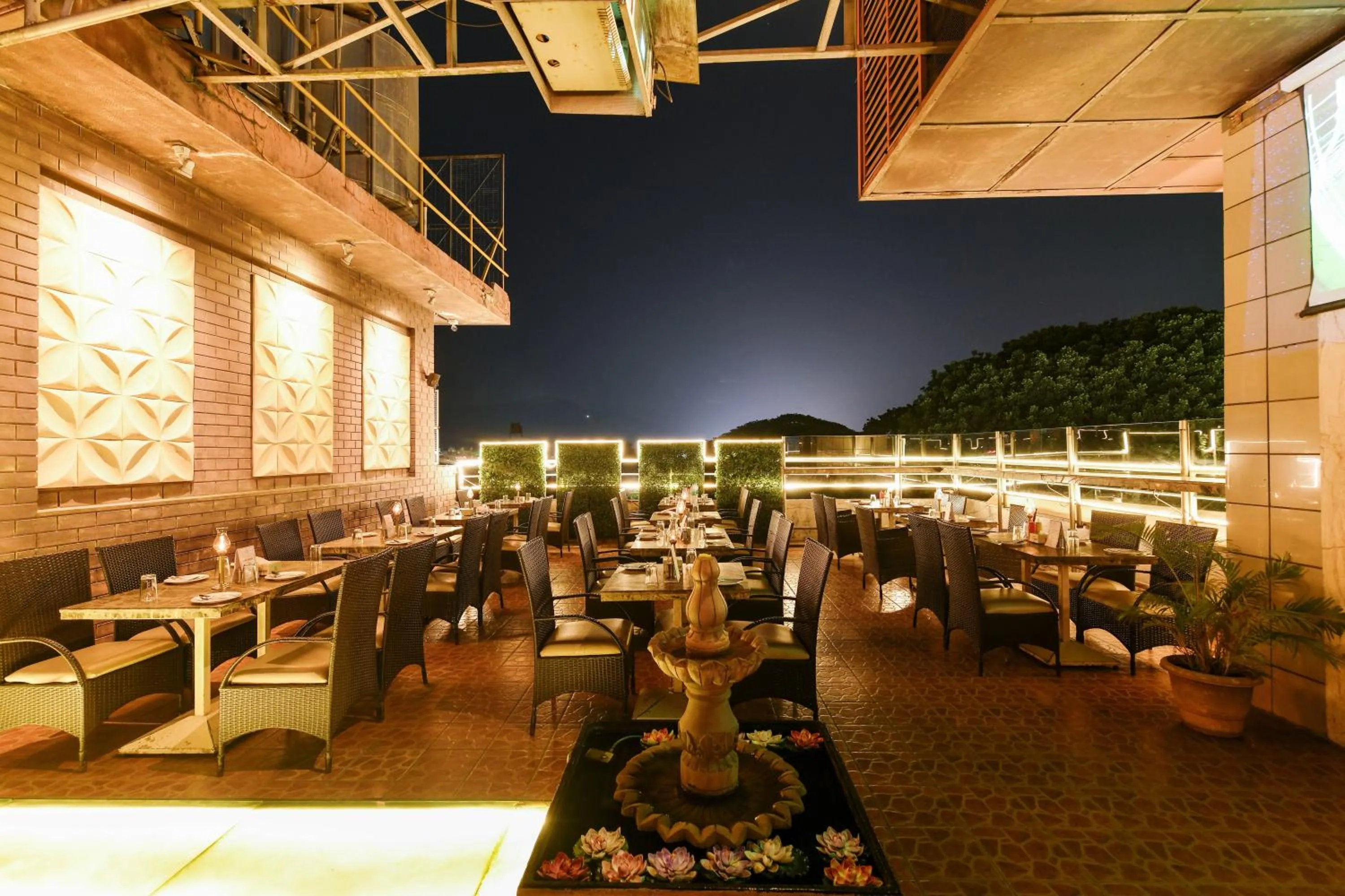 Restaurant/places to eat in Hotel Roopa