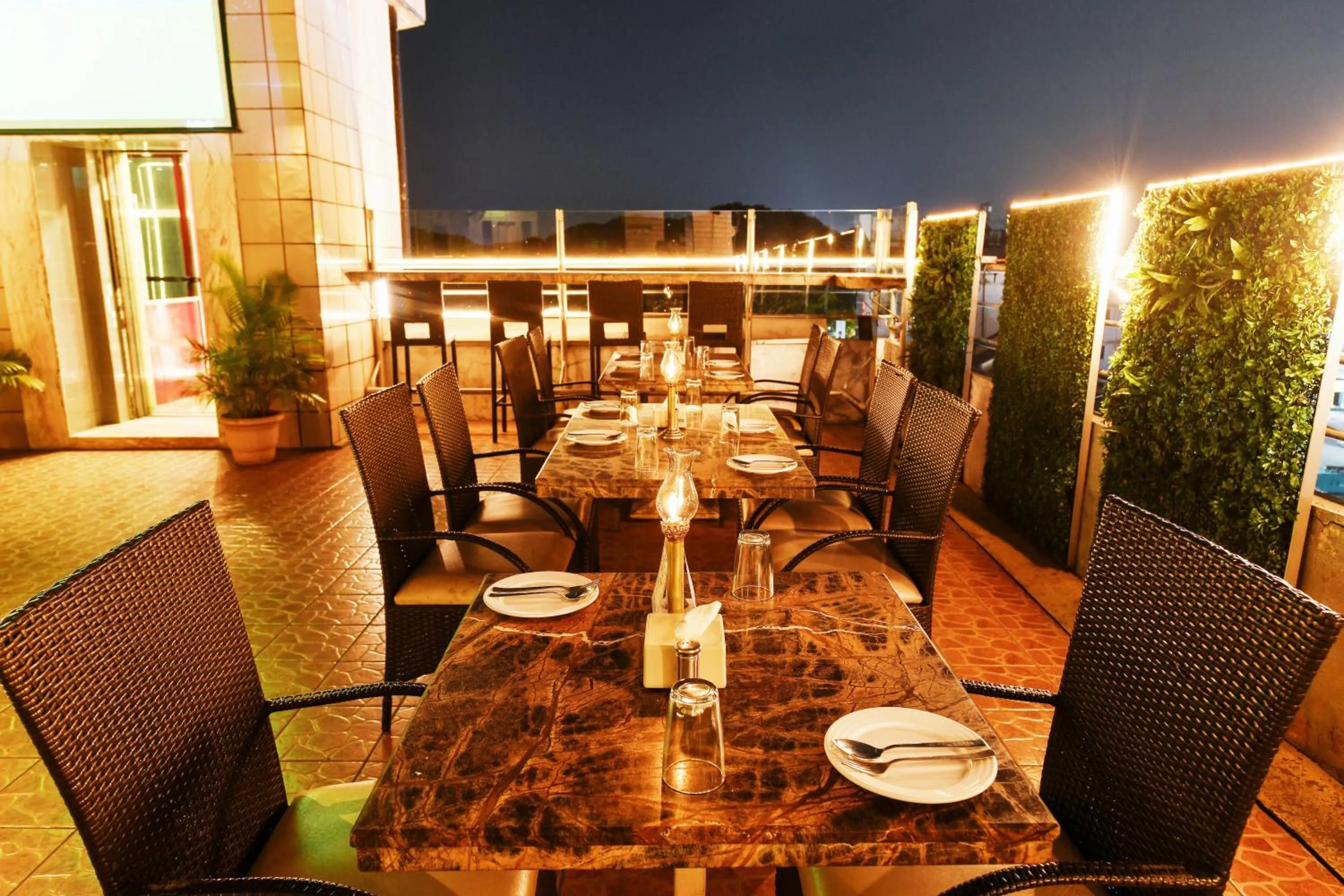 Restaurant/places to eat in Hotel Roopa