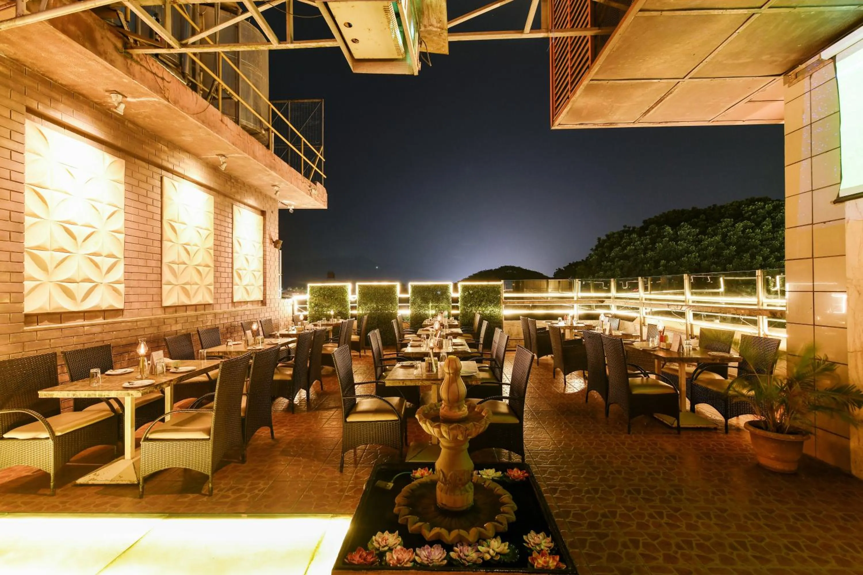 Restaurant/places to eat in Hotel Roopa
