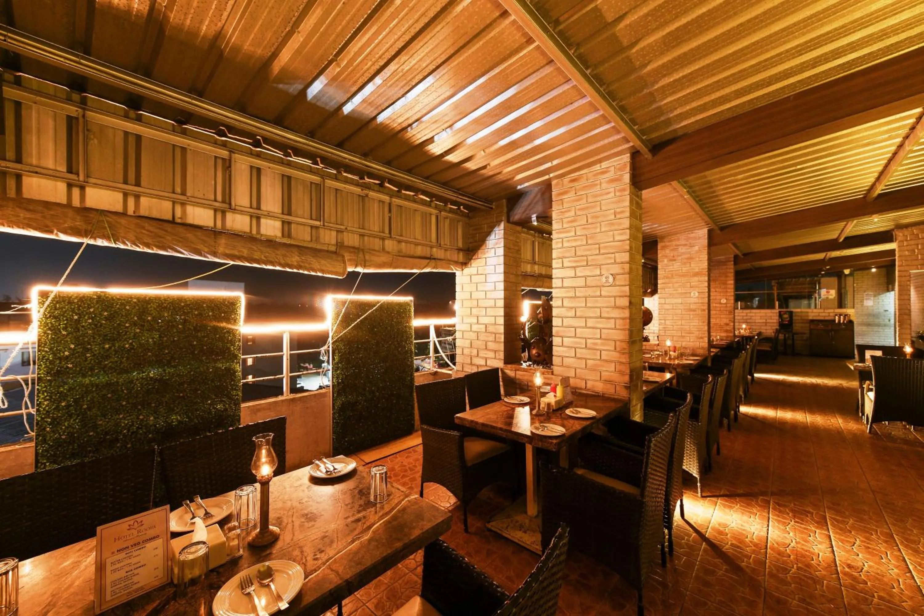 Restaurant/places to eat in Hotel Roopa