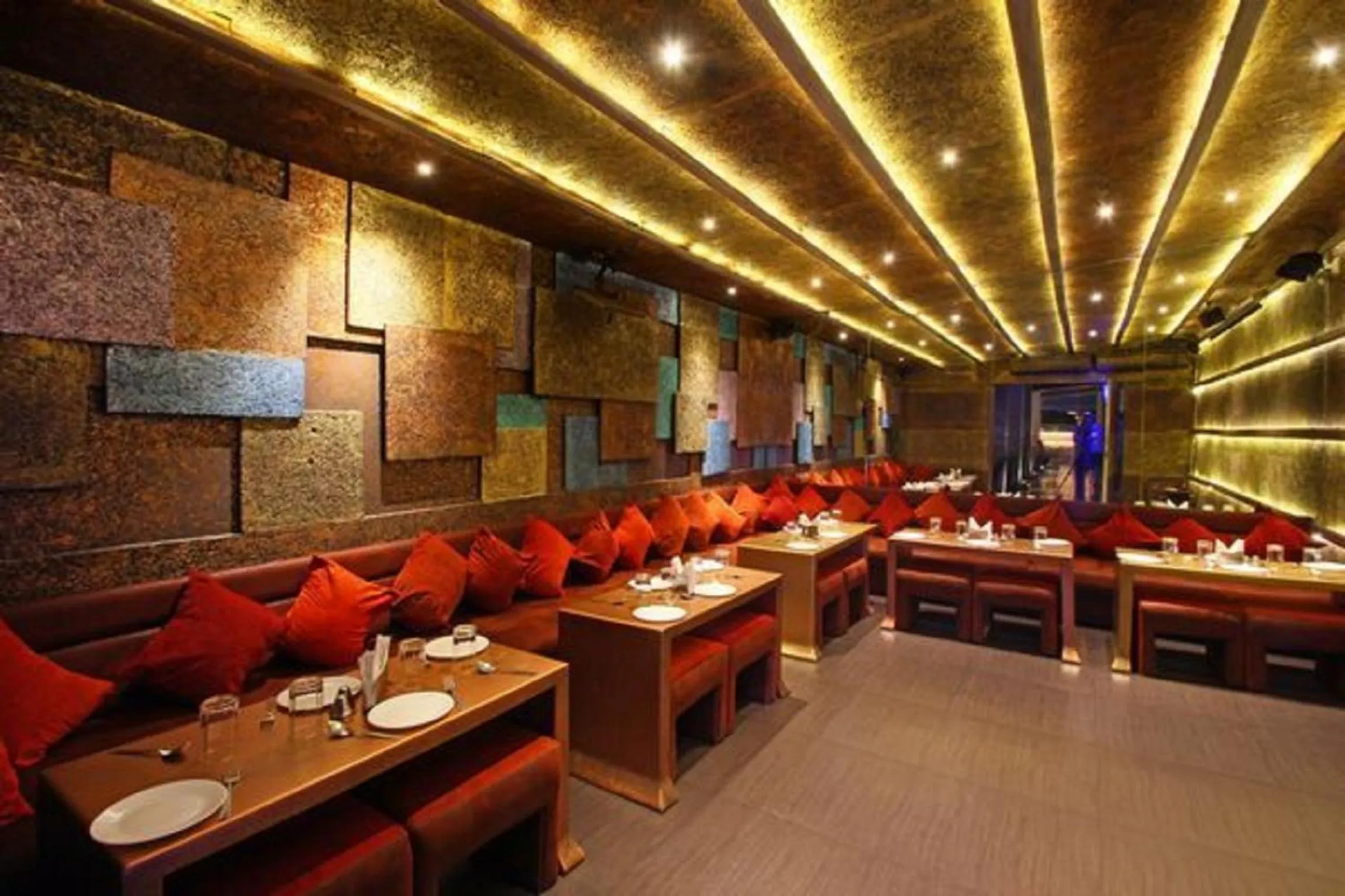 Restaurant/places to eat in Hotel Roopa