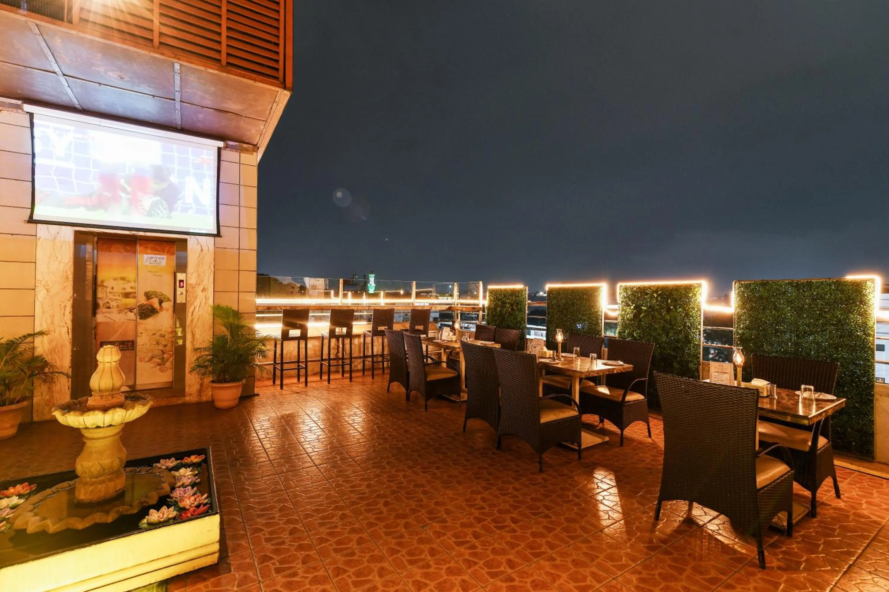 Restaurant/places to eat in Hotel Roopa