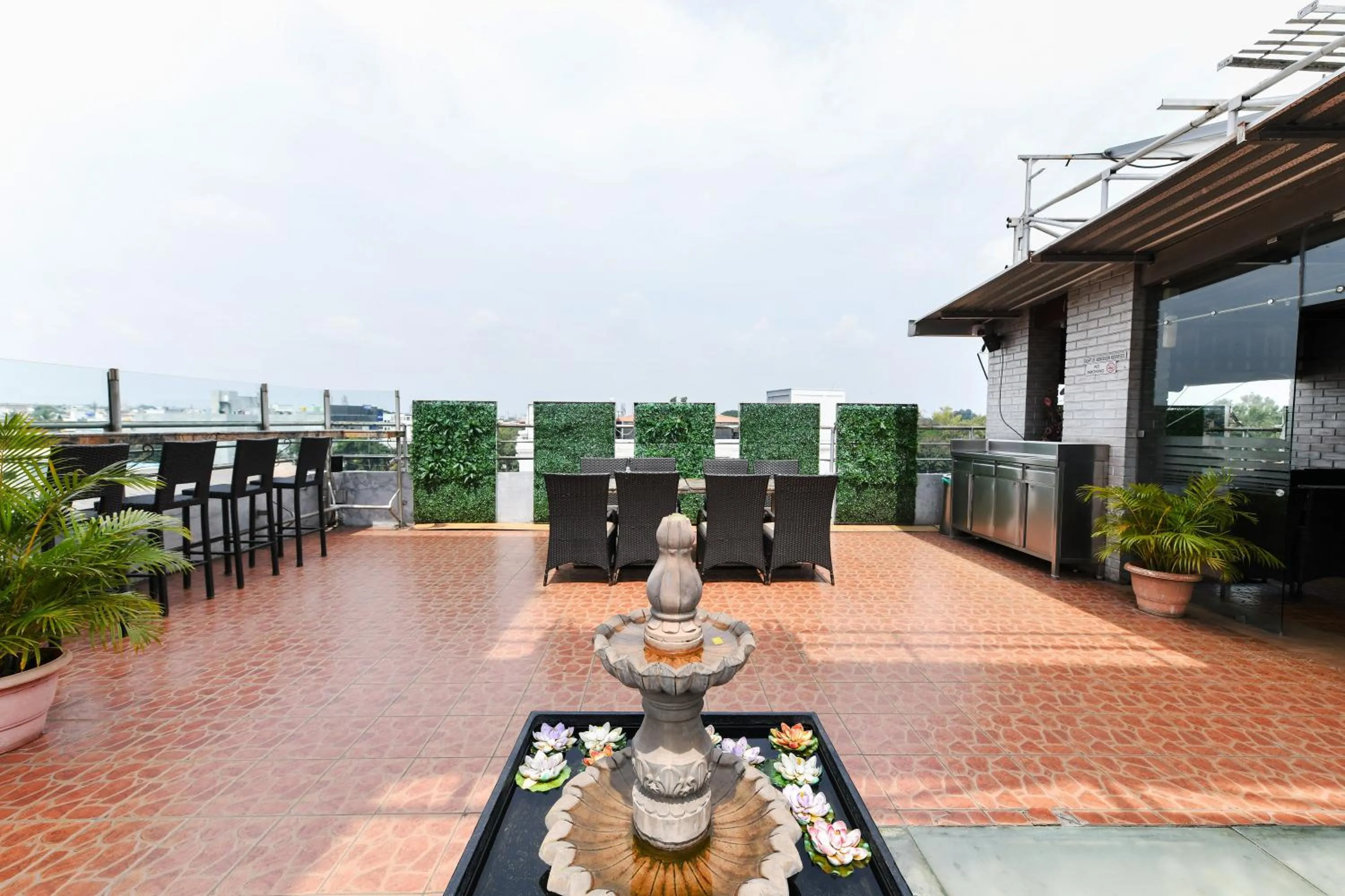 Restaurant/places to eat in Hotel Roopa