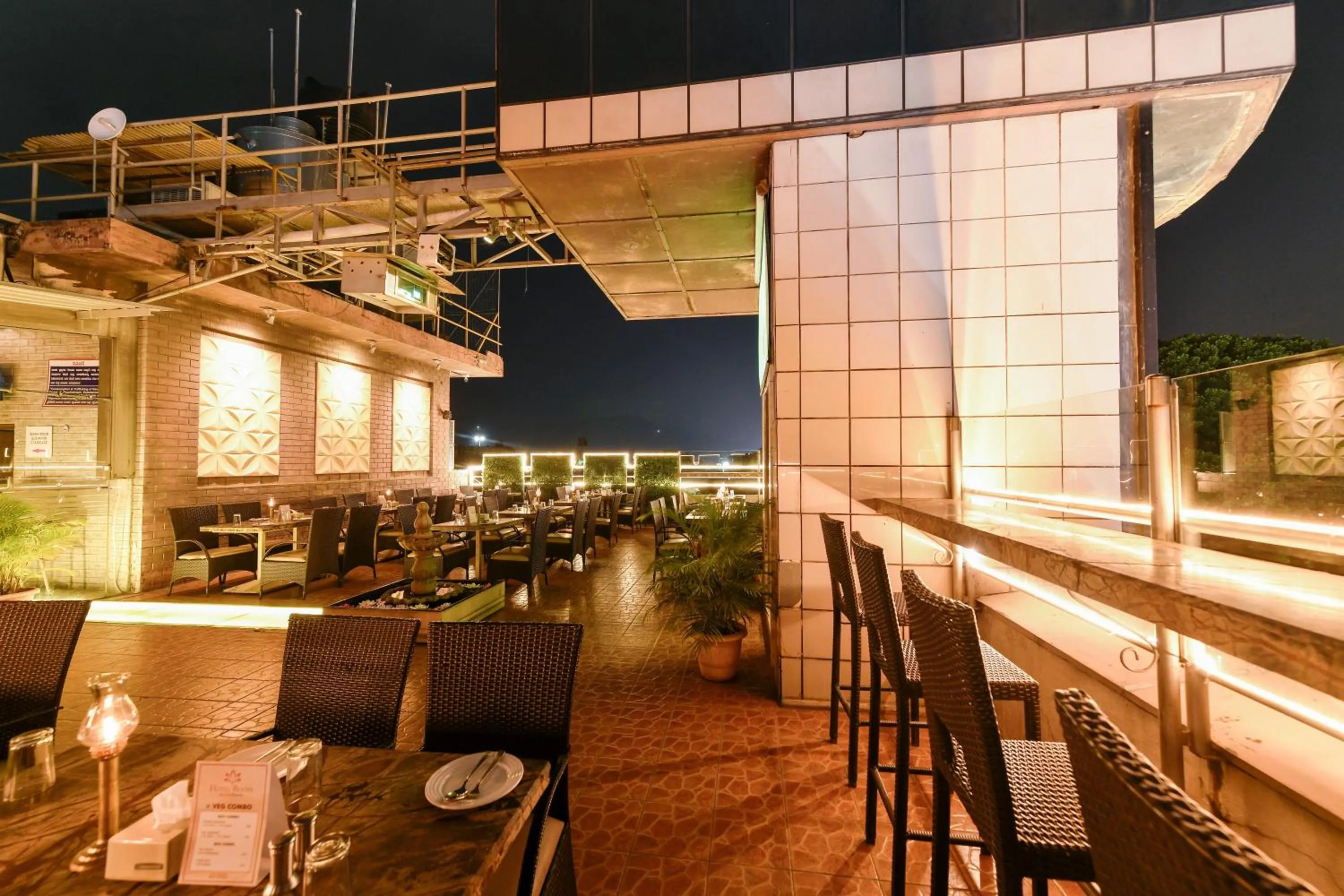 Restaurant/places to eat in Hotel Roopa